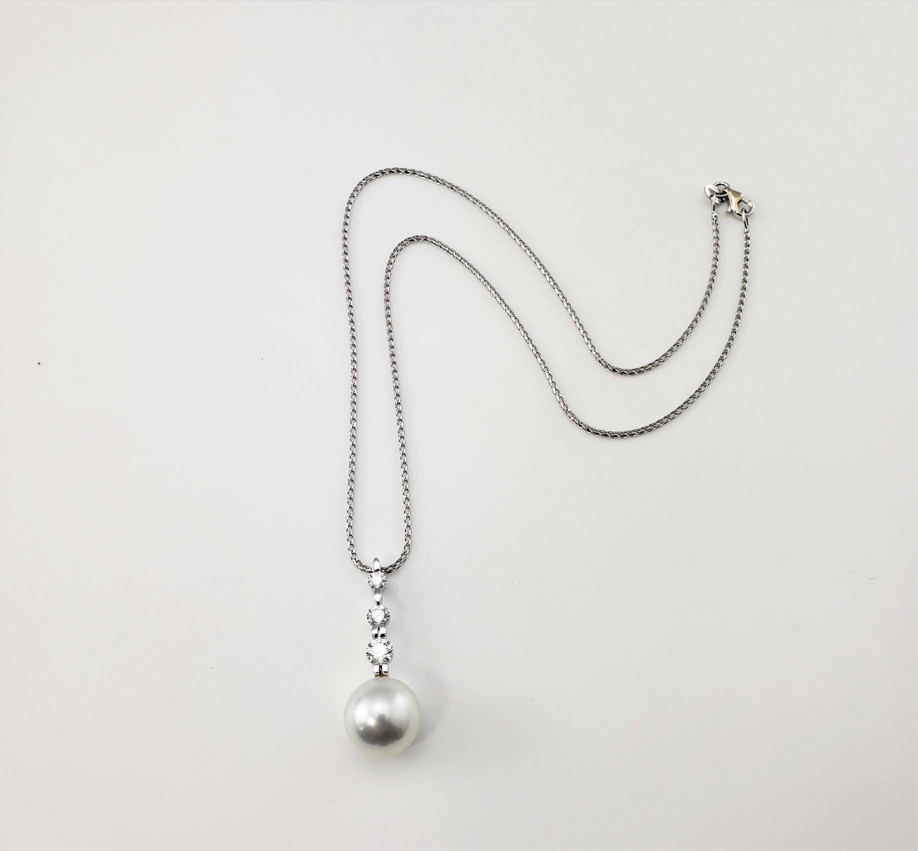18 Karat White Gold Pearl and Diamond Pendant Necklace-

This stunning pendant features one 12 mm pearl and three round brilliant cut diamonds set in classic 14K white gold.  Suspends from an elegant white gold necklace.

Approximate total diamond