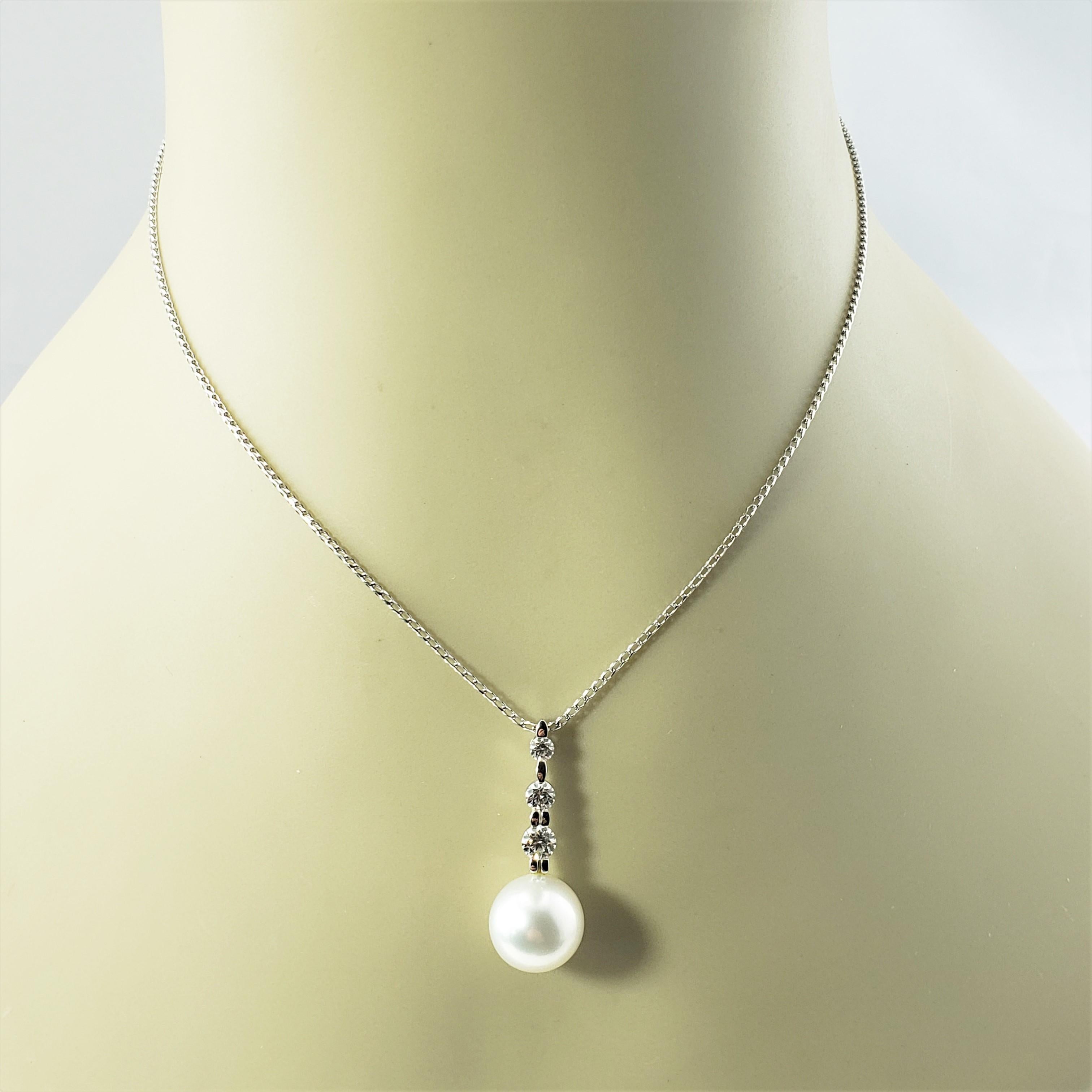 18 Karat White Gold Pearl and Diamond Pendant Necklace For Sale 1
