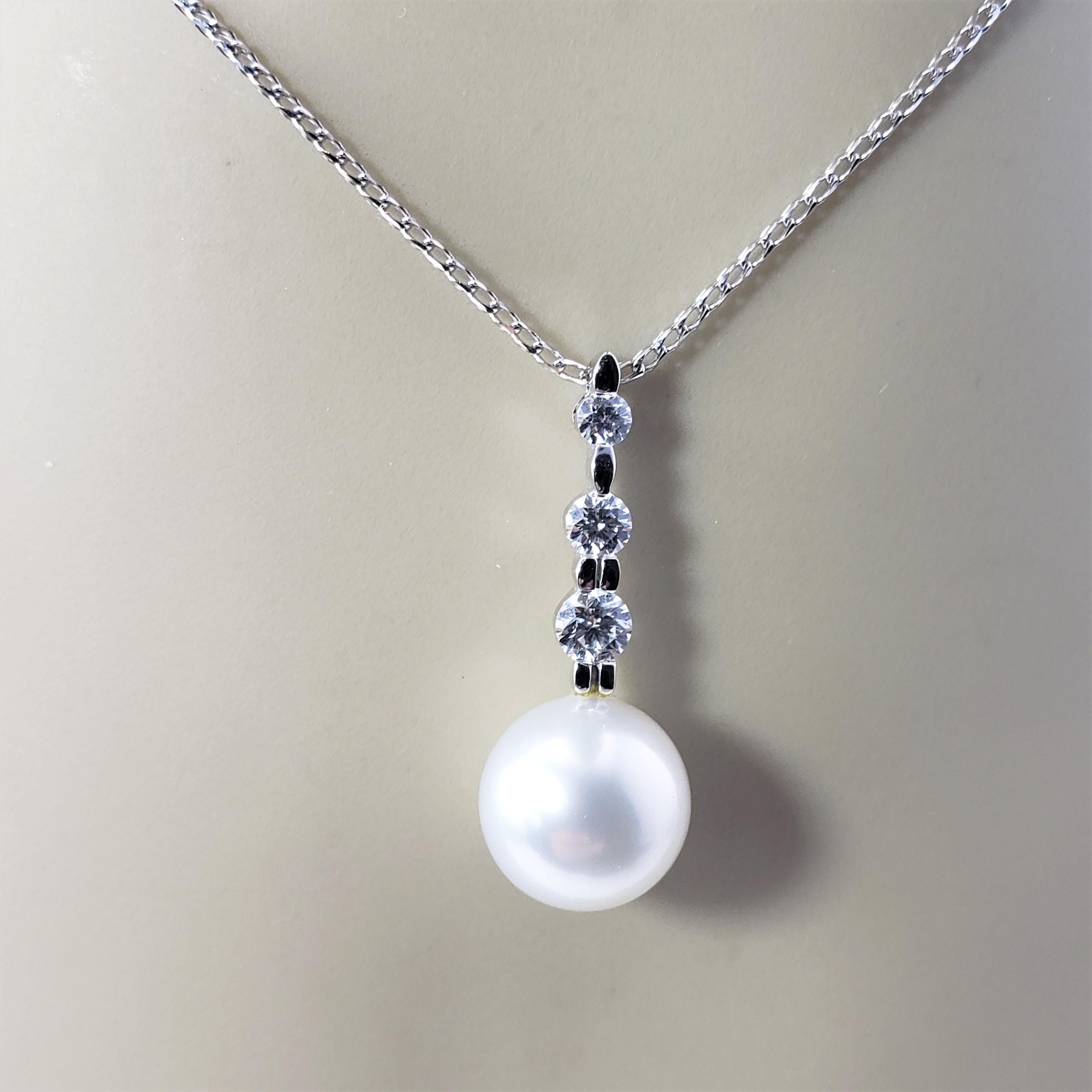 18 Karat White Gold Pearl and Diamond Pendant Necklace For Sale 2