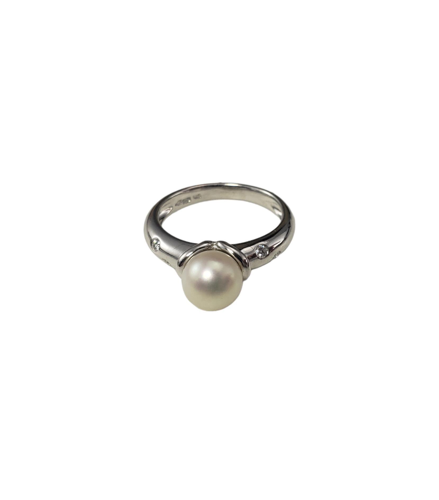 18 Karat White Gold Pearl and Diamond Ring Size 7

This lovely ring feature one round white pearl (8 mm) and four round brilliant cut diamonds set in classic 18K white gold.
Shank: 3 mm.

Approximate total diamond weight: .08 ct.

Diamond color: