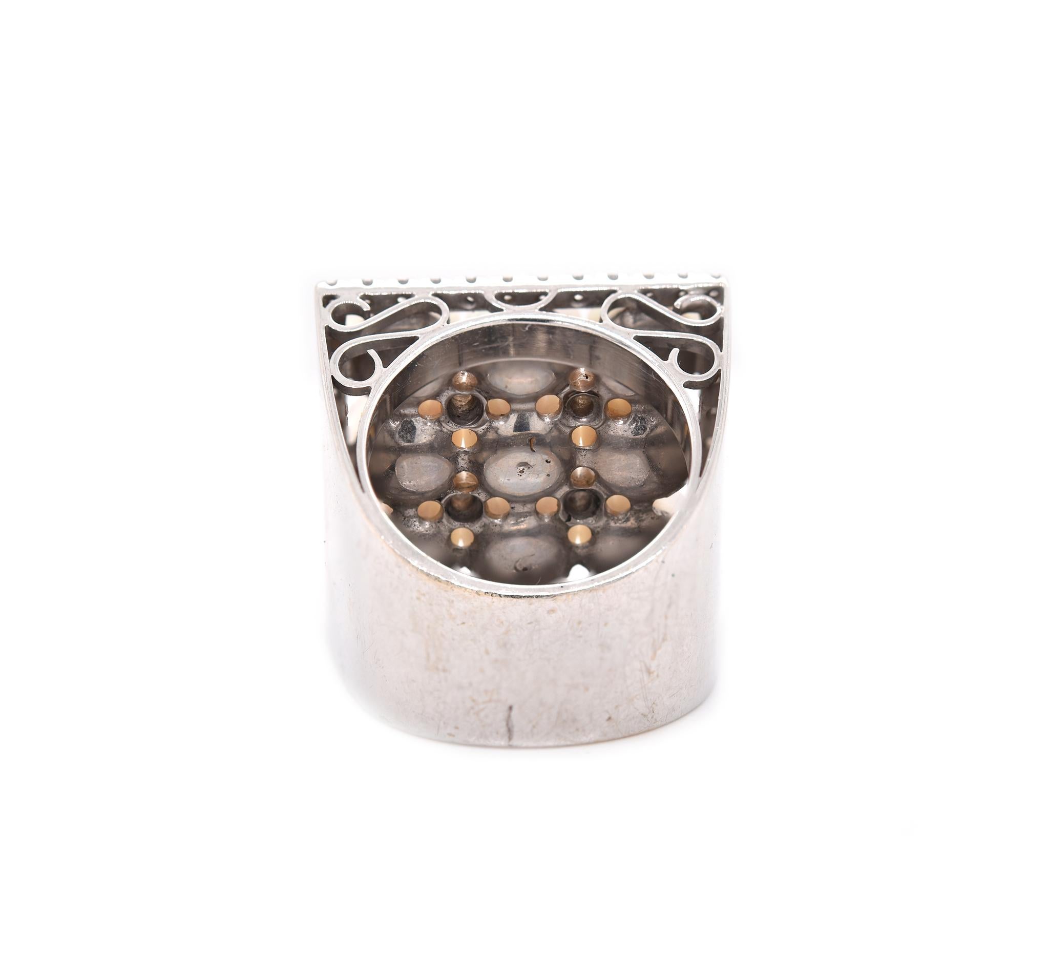 Quadratischer Ring aus 18 Karat Weißgold mit Perlen und Diamanten im Zustand „Hervorragend“ im Angebot in Scottsdale, AZ