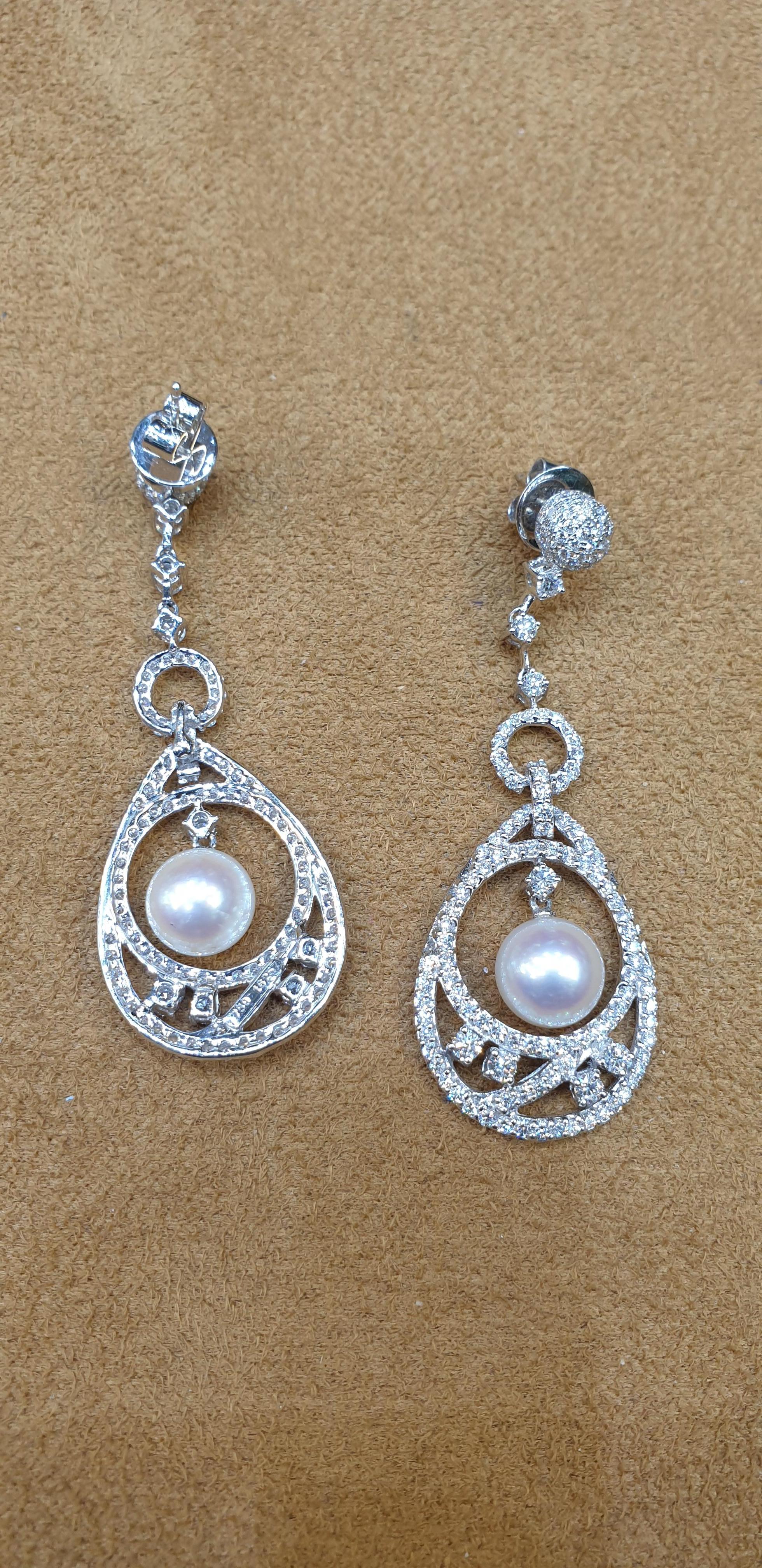 18 Karat White Gold Pearl Diamond Cocktail Earrings In New Condition For Sale In Mumbai, IN