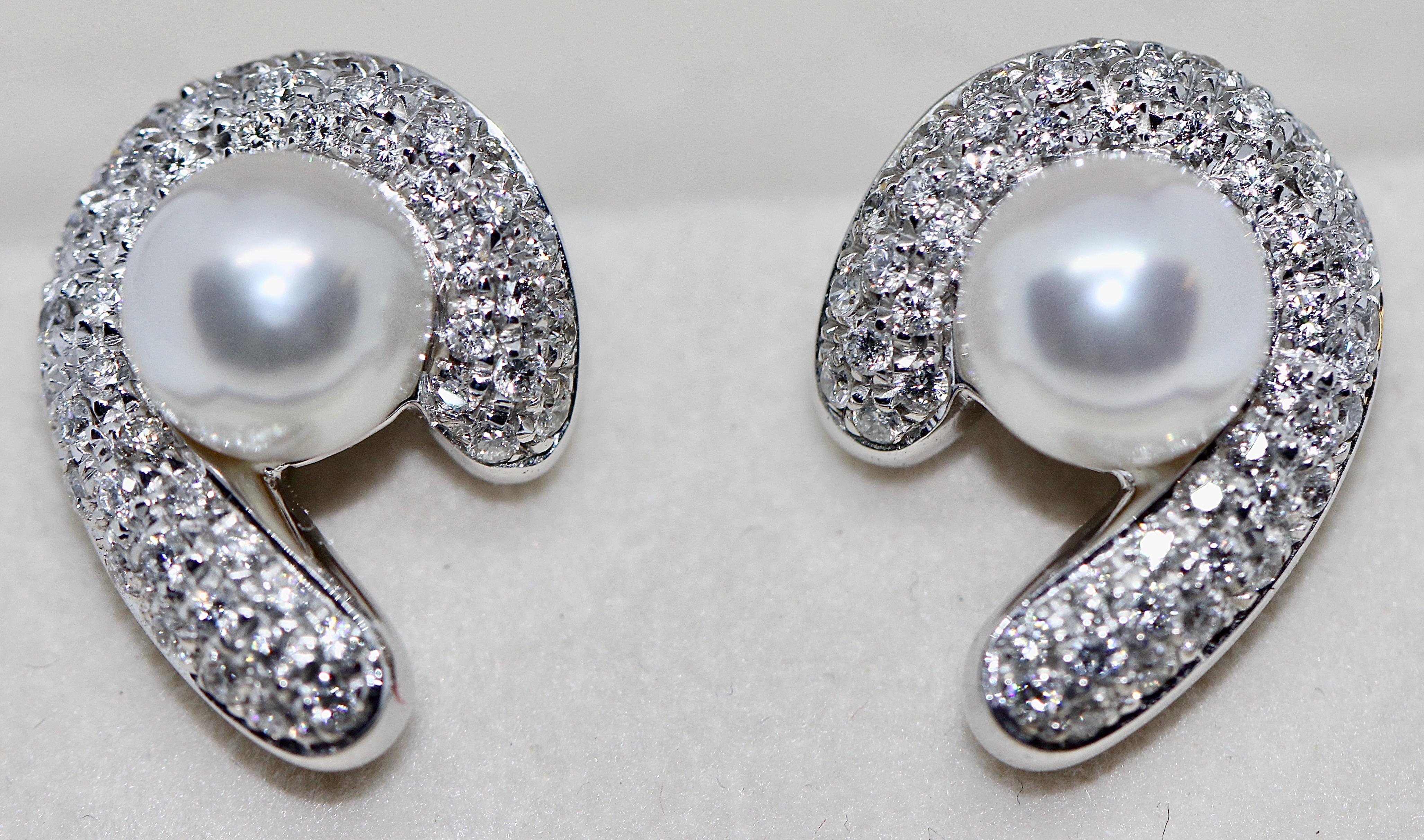 Original 18 Karat White Gold Pearl Ear Clips with Diamonds, by BUCHERER

Diamonds, very good quality, total weight 1.18ct.
(Wesselton, VSI 1)

Akoya pearls diameter 8mm (0.31 inch) each.

Includes certificate of authenticity.

!We also offer the