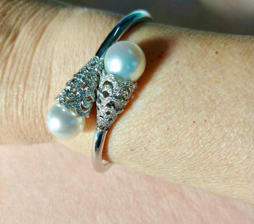 Timeless elengat White Gold Bracelet, with two South Sea Pearls (diameter 12.20mm) and Diamonds ct. 1.66, Made in Italy by Roberto Casarin. 

Stylish and suitable for every occasion, this timeless bracelets comes with two selected South Sea Pearls