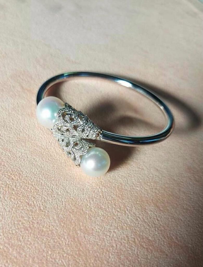 Brilliant Cut 18 Karat White Gold Pearls and Diamonds Bracelet For Sale