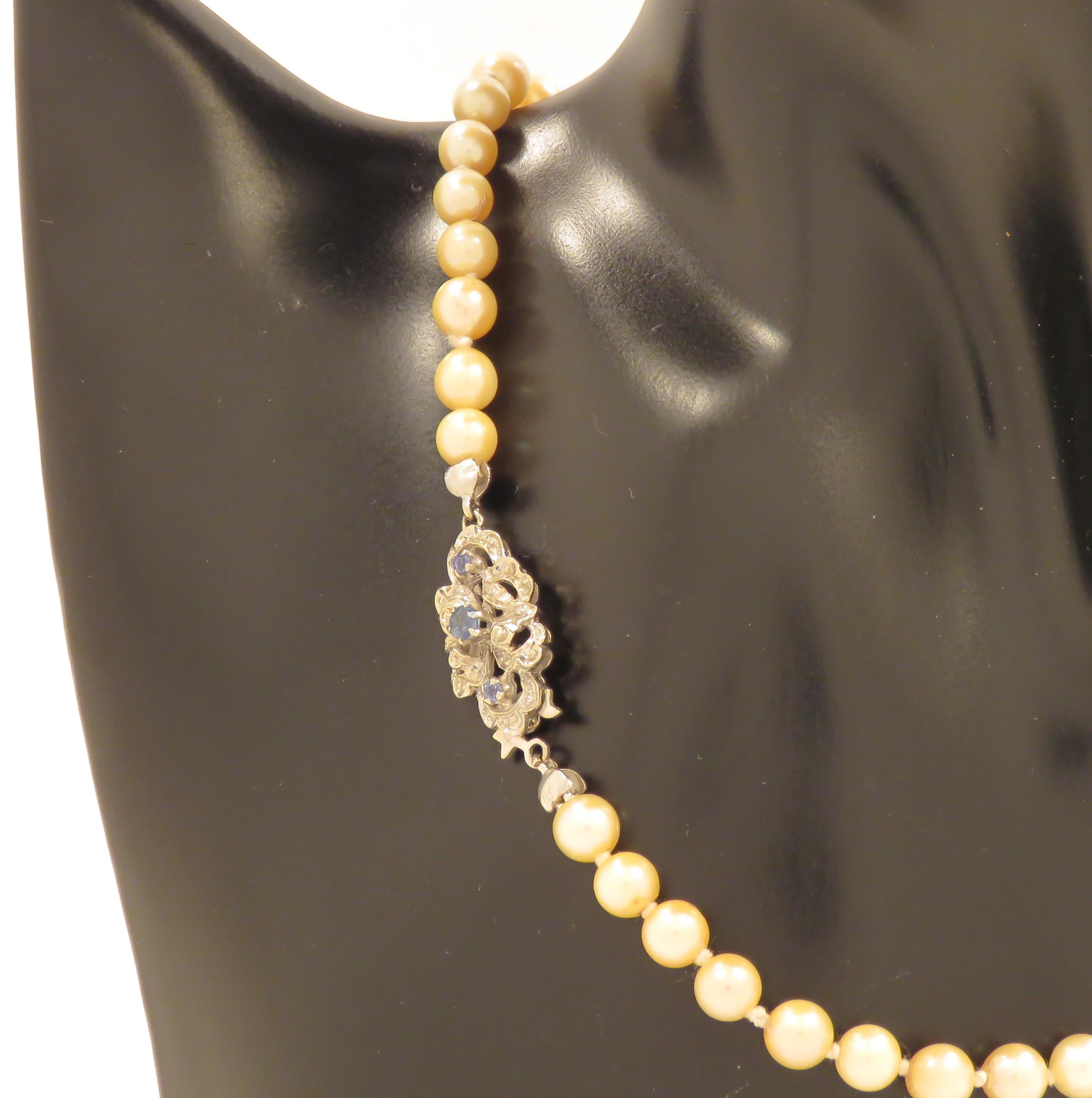 18 Karat White Gold Pearls Blue Sapphires Necklace Handcrafted in Italy In Excellent Condition In Milano, IT