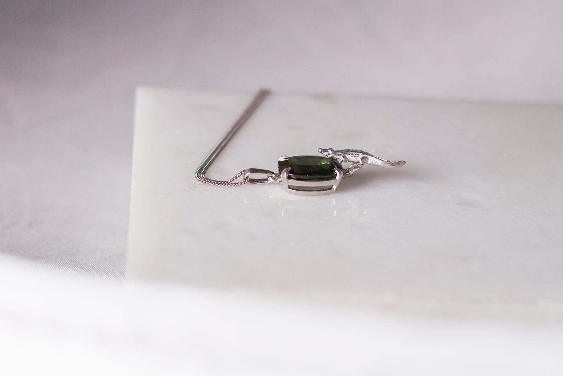 Eighteen Karat White Gold Pendant Necklace with Green Sapphire For Sale 4