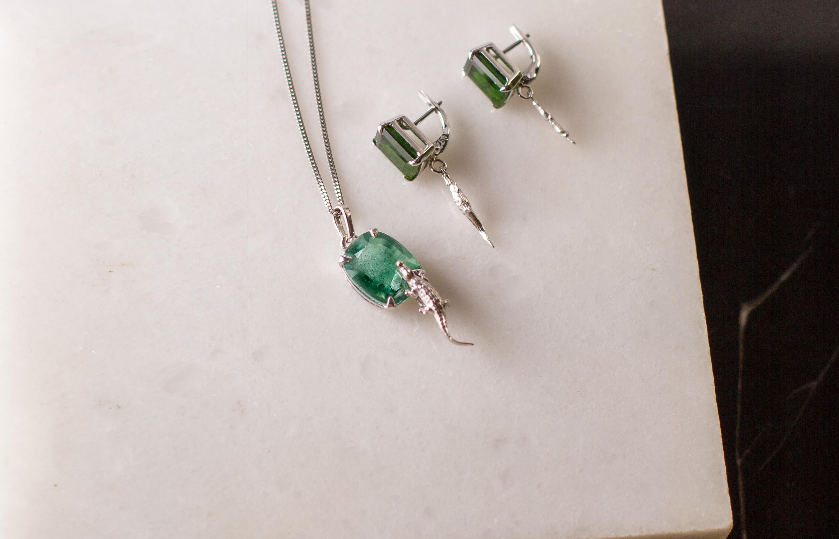 Contemporary Eighteen Karat White Gold Pendant Necklace with Three Carats Green Emerald For Sale