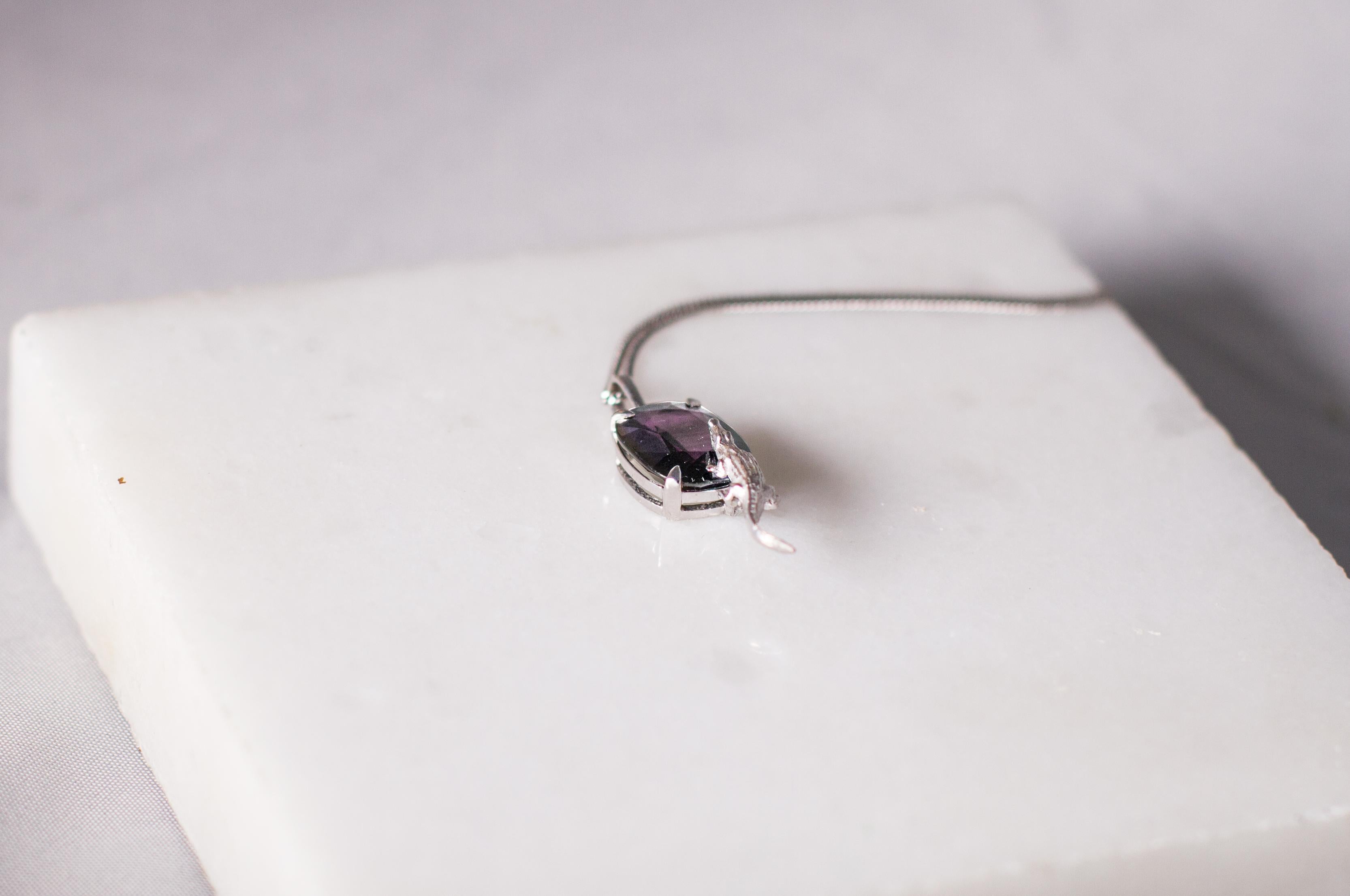 Collier pendentif en or blanc avec spinelle mauve parfait de cinq carats Unisexe en vente