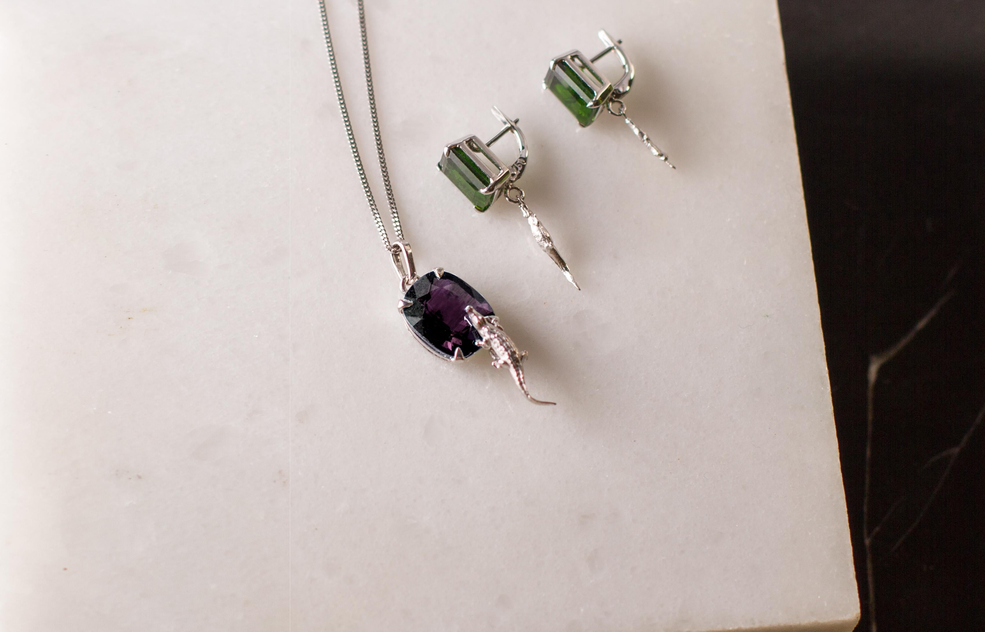 Collier pendentif en or blanc avec spinelle mauve parfait de cinq carats en vente 3