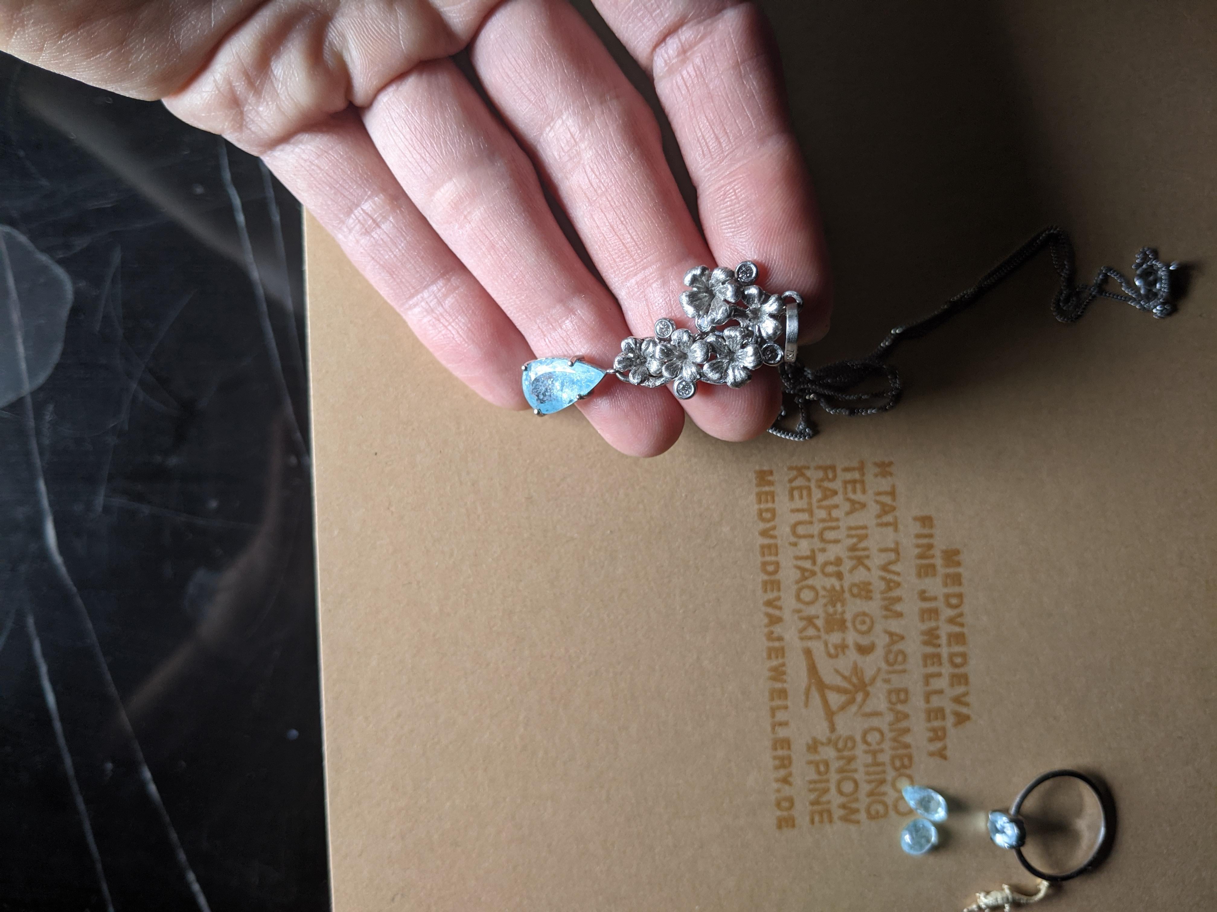 Donna Collana con ciondolo in oro bianco con diamanti e tormalina Paraiba in vendita