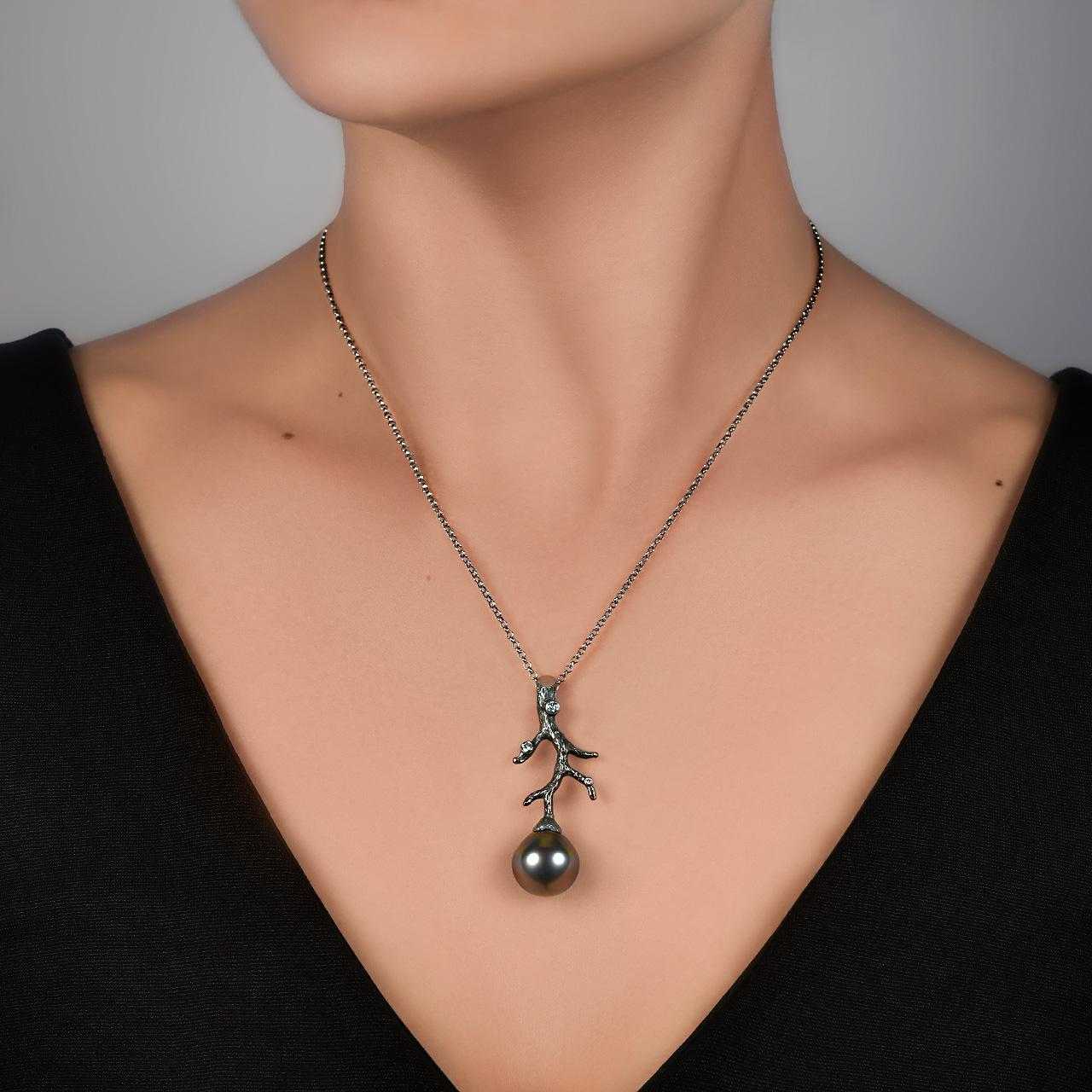- 3 Round Diamonds - 0.14 ct, G/VVS1-VS1
- 14.70*15.12 mm Pear-shaped Dark Tahitian pearl
- 18K White Gold 
- Weight: 10.12 g
This pendant from the Eden collection features a lustrous Dark Tahitian pearl. The design is complete with 3 diamonds