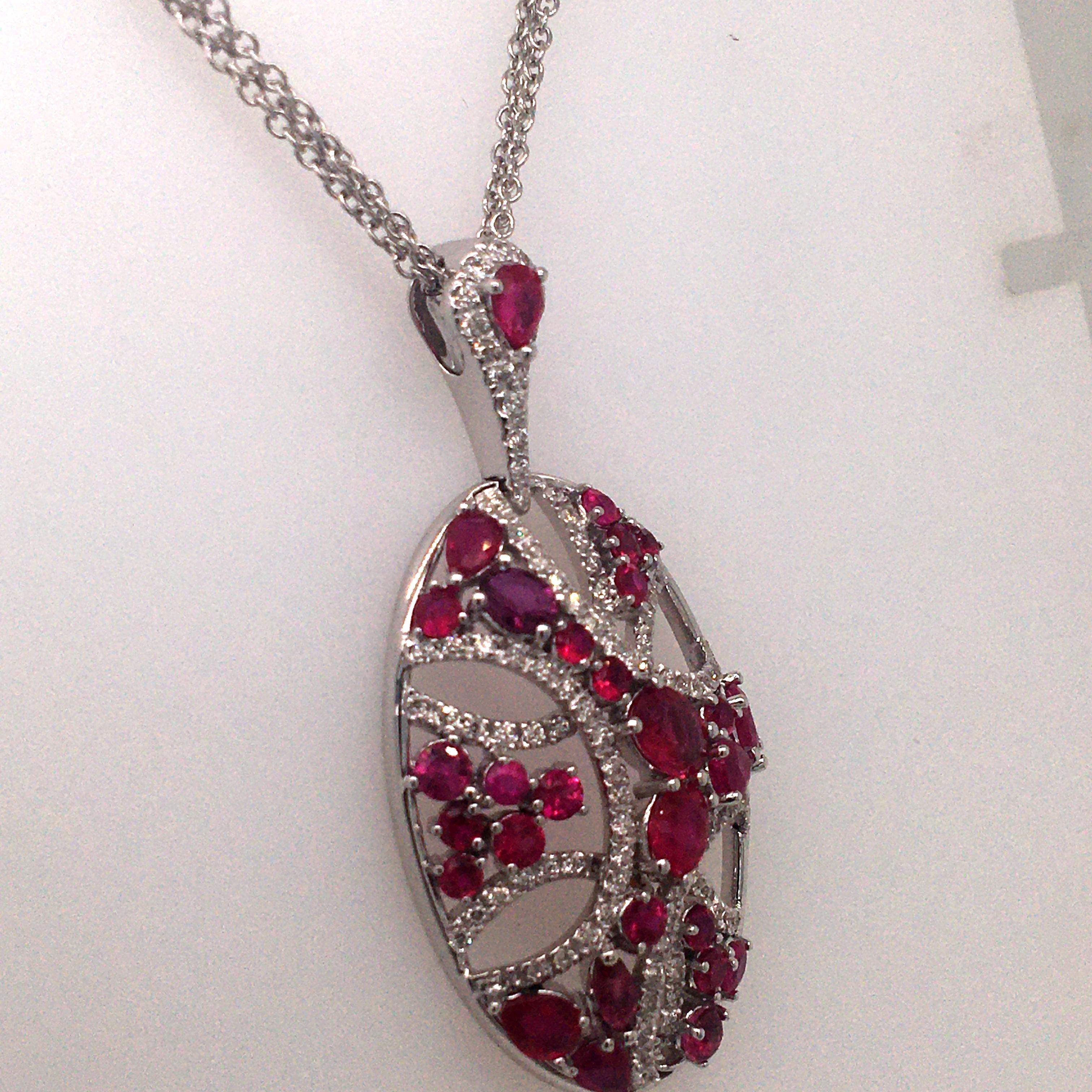 18 Karat White Gold Pendent Set with Diamonds and Ruby Made in Italy In New Condition In MIlan, IT
