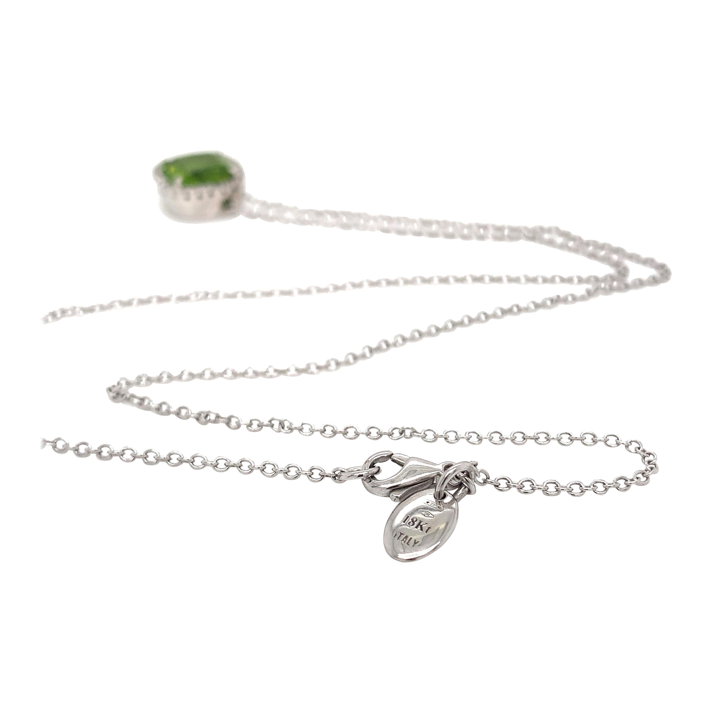 18KT Weißgold Peridot und  Diamant-Garavelli-Anhänger mit Halskette 
GOLD gr : 6.4
DIAMANT ct : 0.10
Natürlicher PERIDOT ct : 4.75
Ein grüner Peridot  verziert mit Pflaster  Diamanten ist eine schillernde Kombination von Edelsteinen. Der grüne