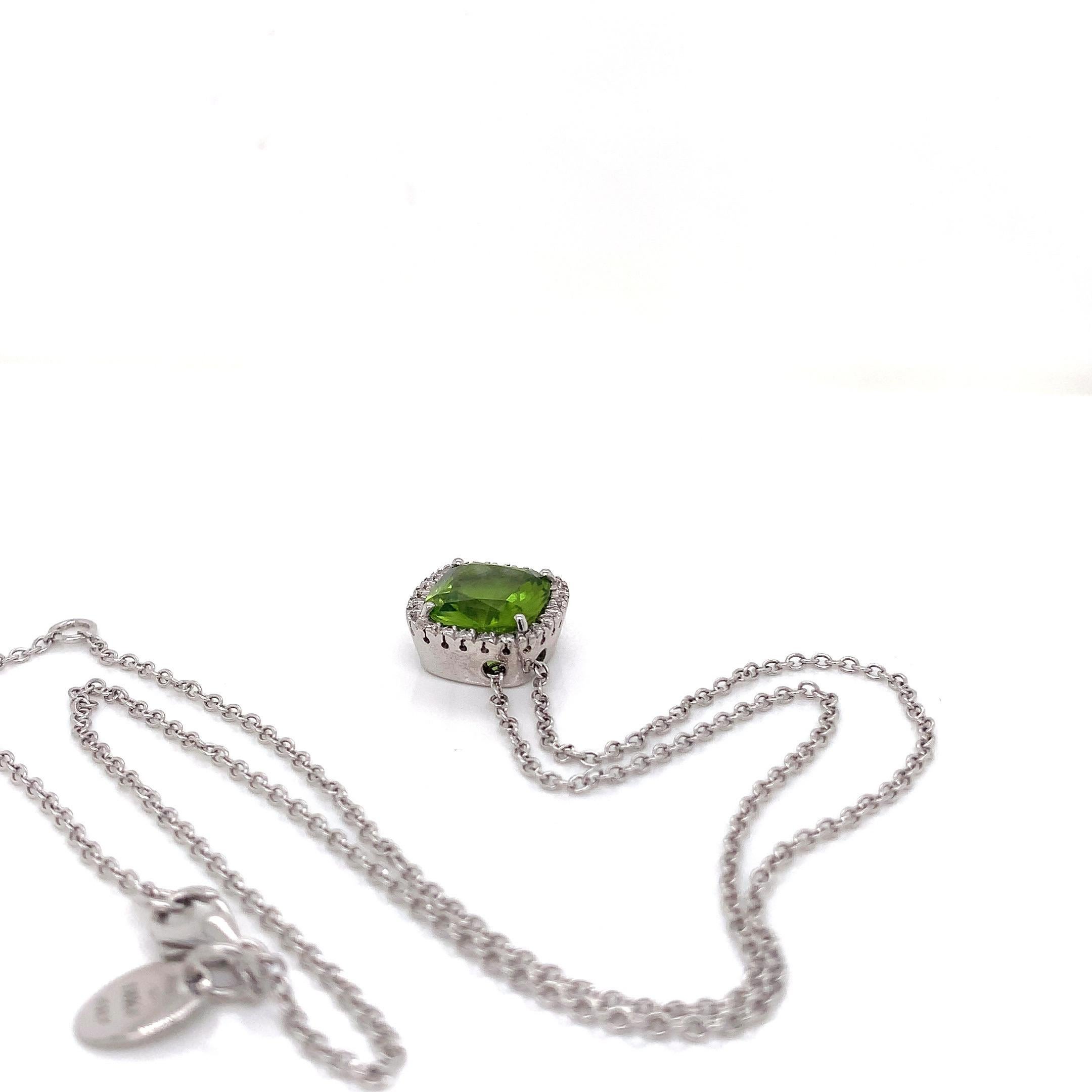 18 Karat White Gold Peridot and Diamond Garavelli Pendant with Necklace In New Condition For Sale In Valenza, IT