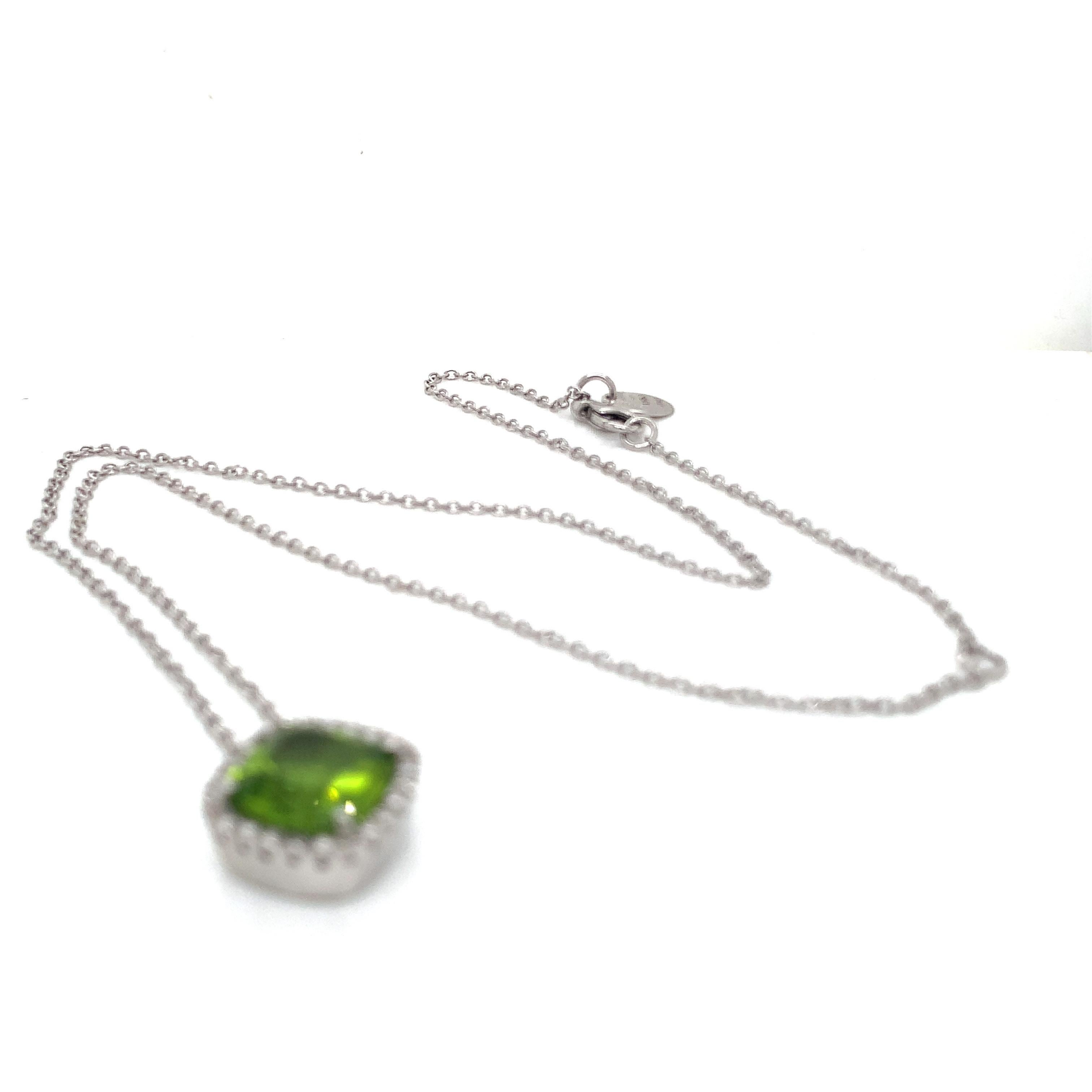 18 Karat White Gold Peridot and Diamond Garavelli Pendant with Necklace For Sale 2