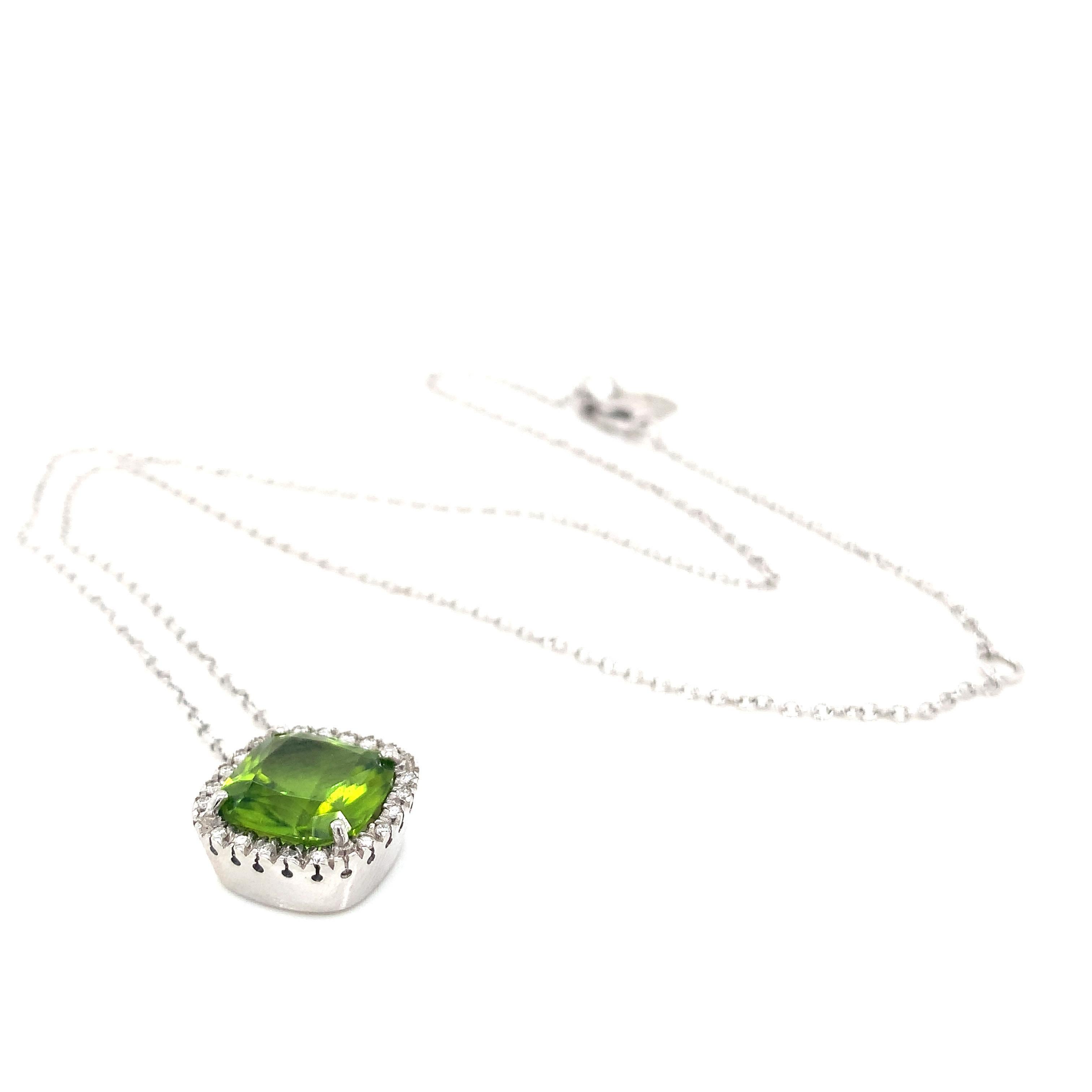 18 Karat White Gold Peridot and Diamond Garavelli Pendant with Necklace For Sale 3