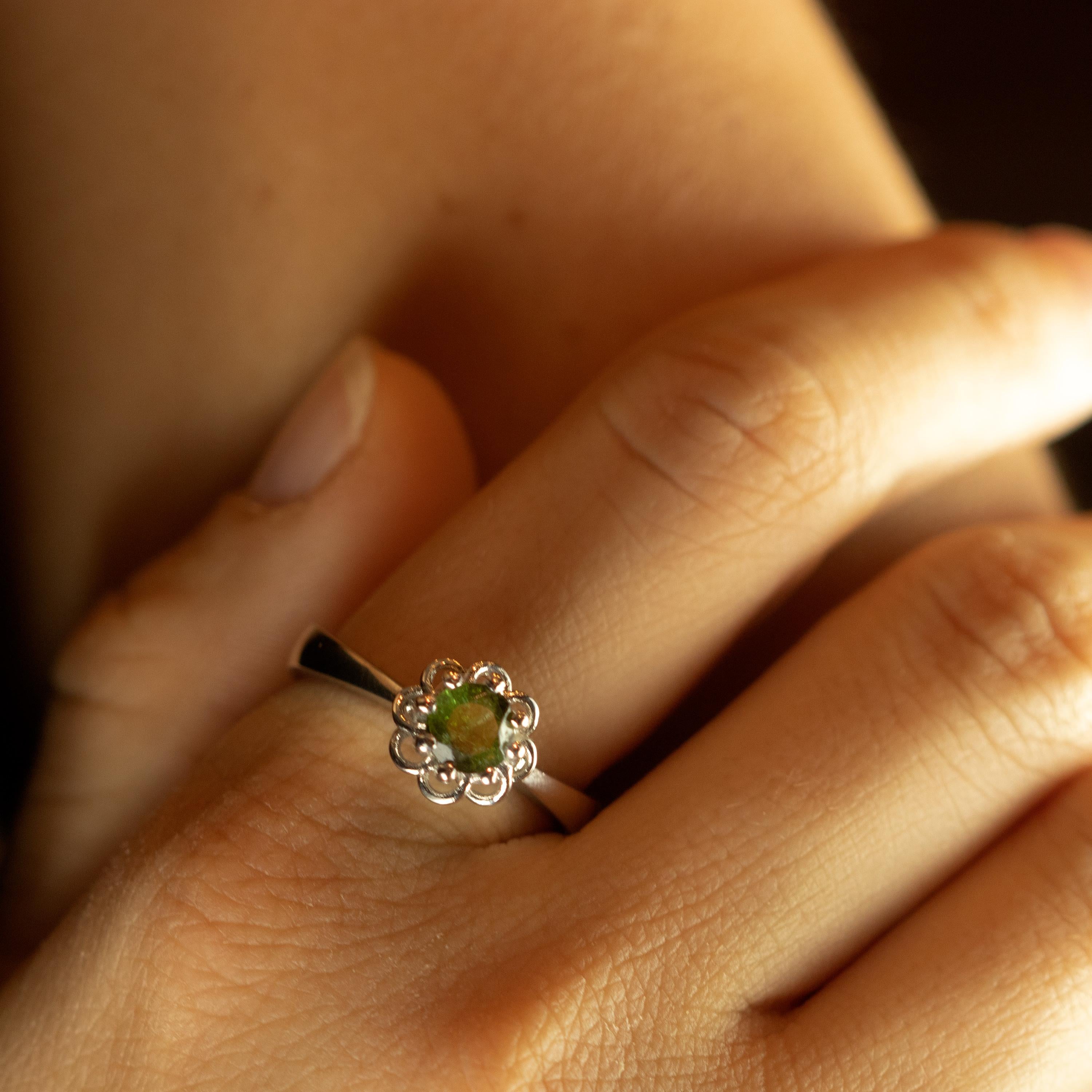 Bague solitaire en or blanc 18 carats à fleur tissée Assher en forme de pétales de tourmaline verte en vente 4