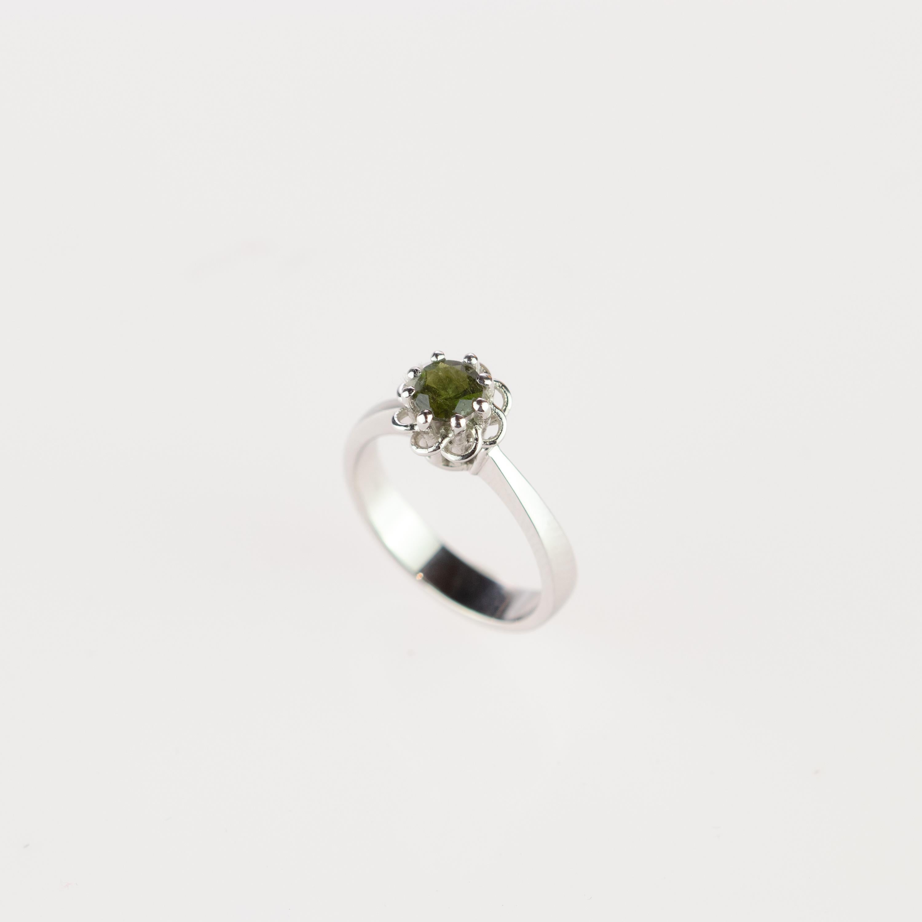 Magnifique et splendide bague fleur en or blanc 18 carats et tourmaline verte 3 carats. Un design délicat d'inspiration italienne. Unique et époustouflante gemme solitaire de tourmaline vert clair avec des pétales créés par un tissage d'or blanc.