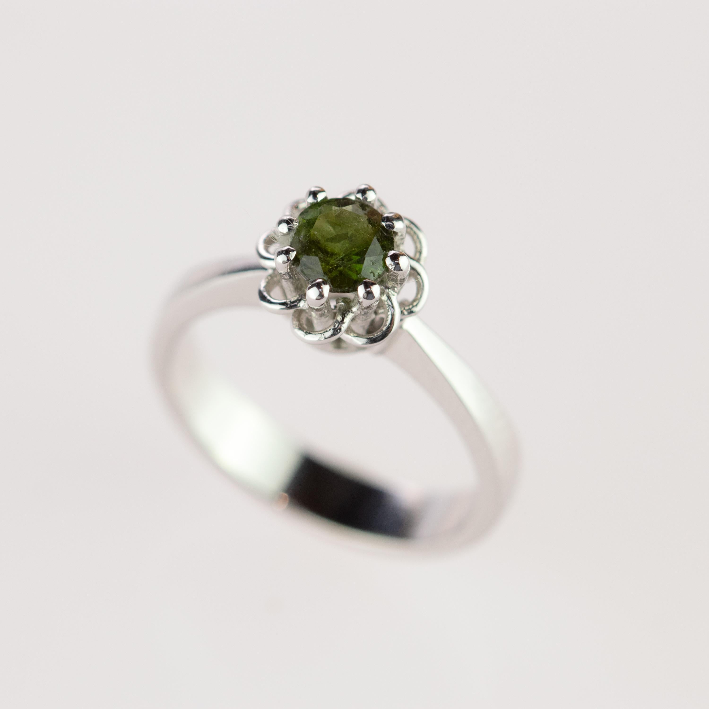 Romantique Bague solitaire en or blanc 18 carats à fleur tissée Assher en forme de pétales de tourmaline verte en vente