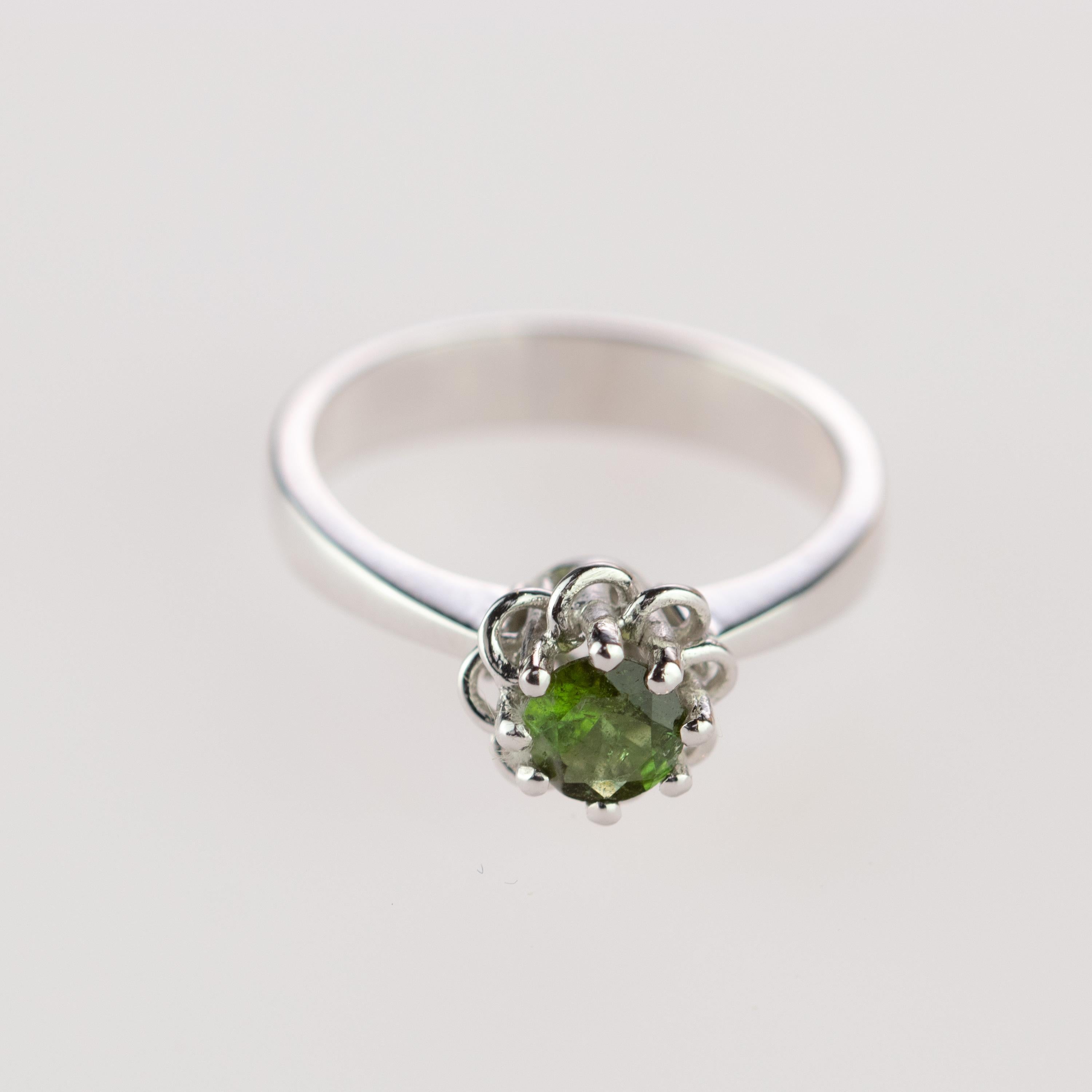 Taille brillant Bague solitaire en or blanc 18 carats à fleur tissée Assher en forme de pétales de tourmaline verte en vente
