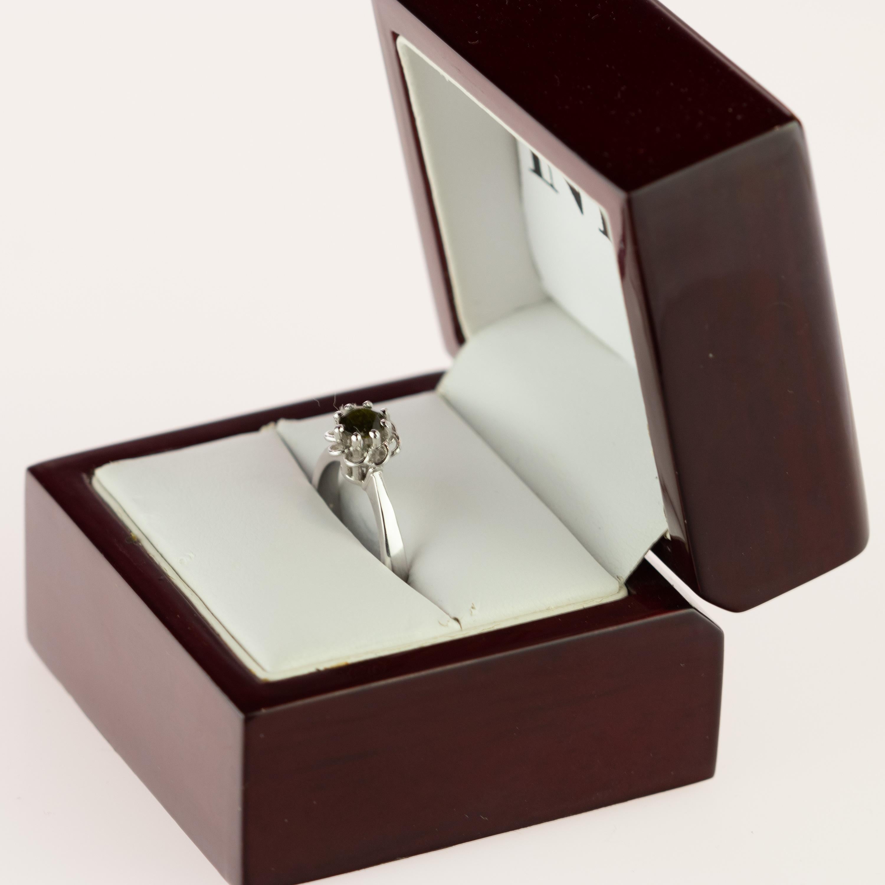 Bague solitaire en or blanc 18 carats à fleur tissée Assher en forme de pétales de tourmaline verte Pour femmes en vente