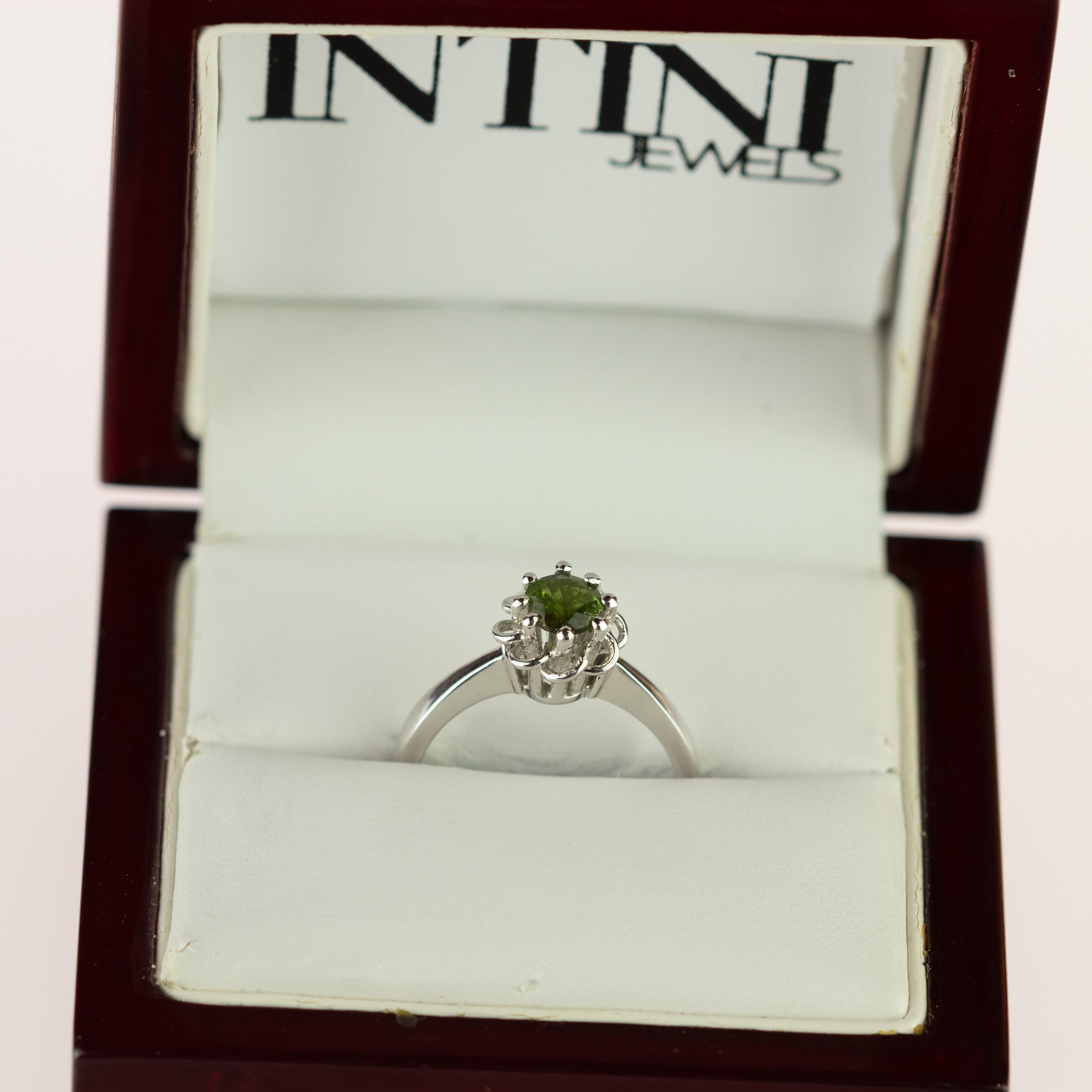Bague solitaire en or blanc 18 carats à fleur tissée Assher en forme de pétales de tourmaline verte en vente 1