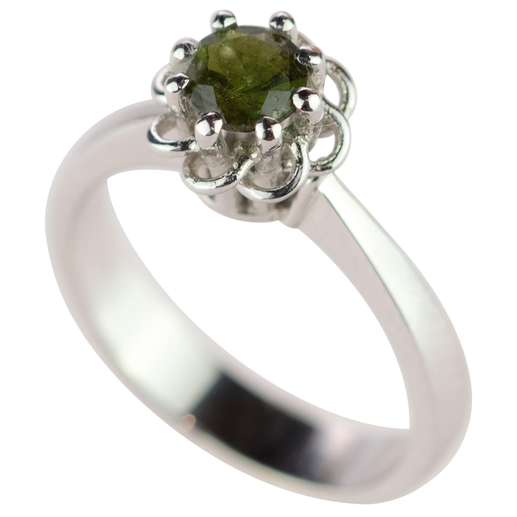 Bague solitaire en or blanc 18 carats à fleur tissée Assher en forme de pétales de tourmaline verte en vente