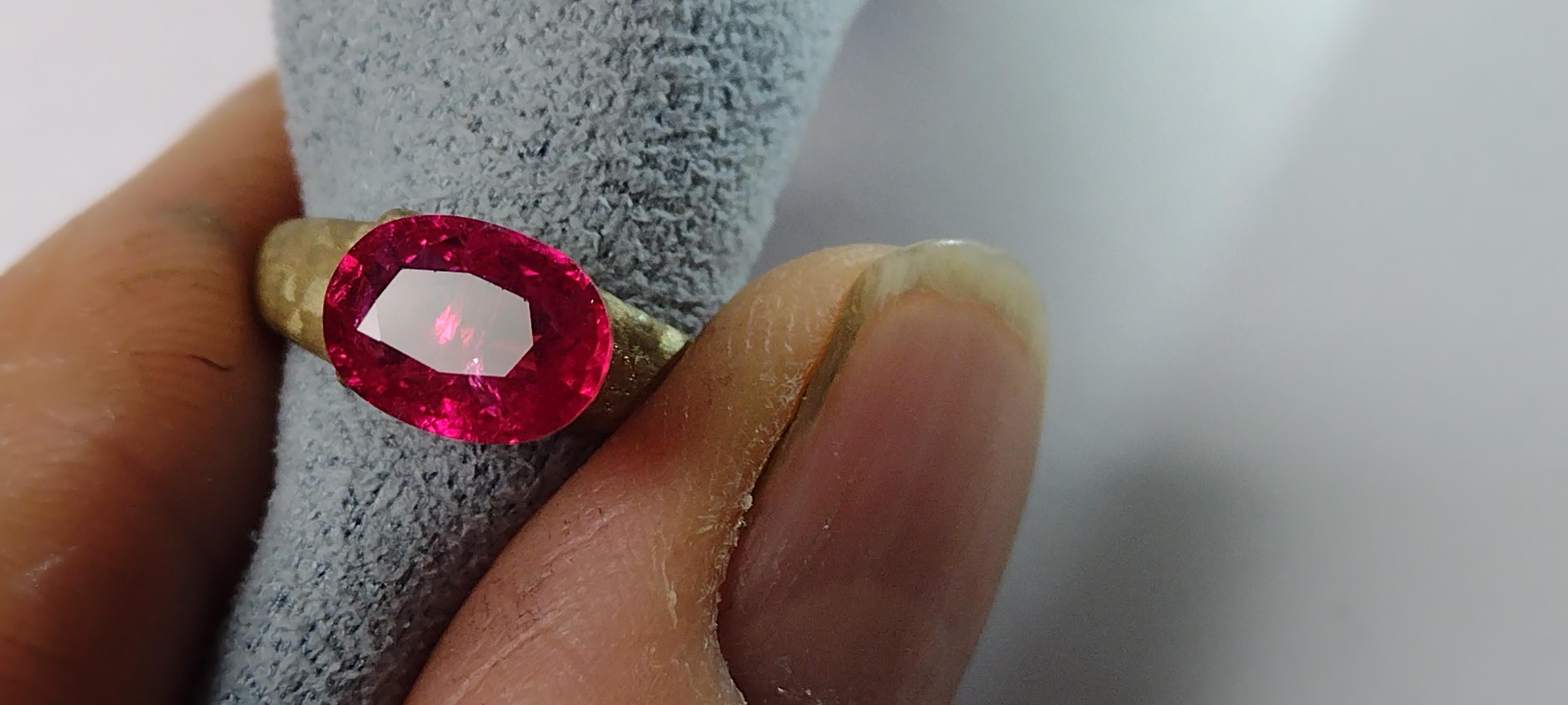 For Sale:  18 Karat White Gold 2.58 Carats Pigeon Blood Ruby Sculpture Ring 2