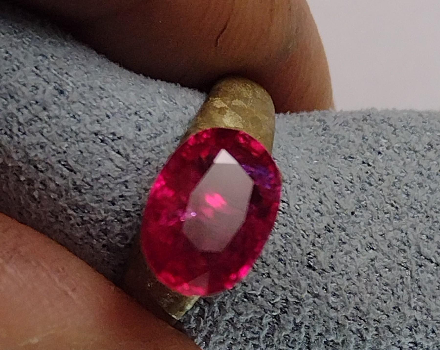 En venta: Anillo Escultura Rubí Sangre de Paloma Oro Blanco 18 Quilates 2,58 Quilates  3