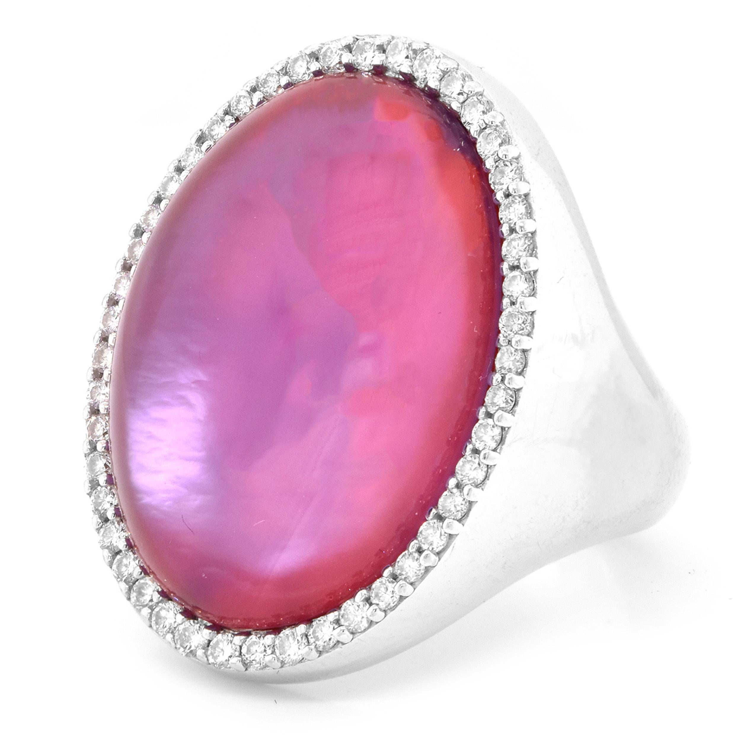 18 Karat Weißgold Ring mit rosa Quarz über Perlmutt und Diamant (Rundschliff) im Angebot