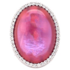 Bague en or blanc 18 carats avec quartz rose sur nacre et diamants