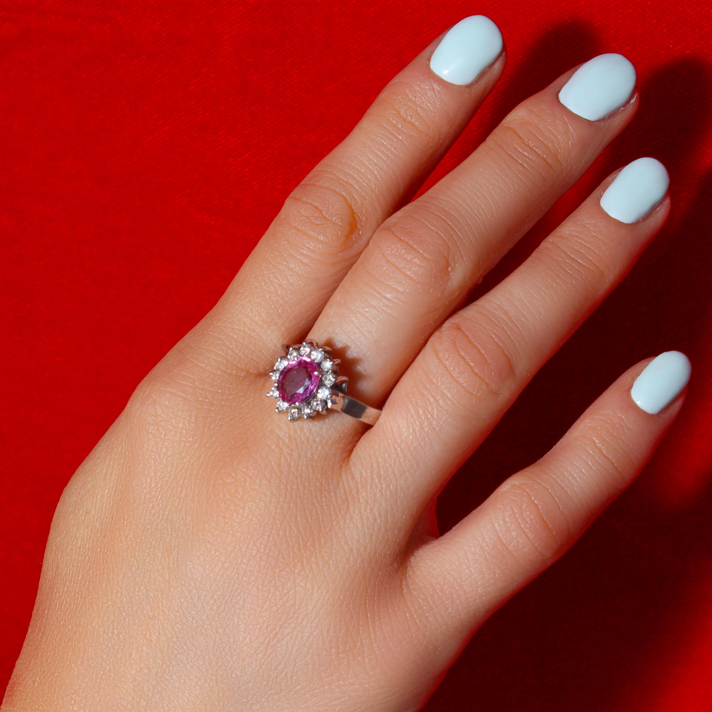 Ring aus 18kt Weißgold mit rosa Saphiren und Diamanten im Cluster
Hergestellt in den 1970er Jahren
Positiv getestet auf 18kt Gold.

Abmessungen - 
Gewicht : 5,5 Gramm
Größe: 2,6 x 2,2 x 1,8 cm
Fingergröße (UK) = Q (US) = 8 1/2 (EU) = 57 1/2

Rosa
