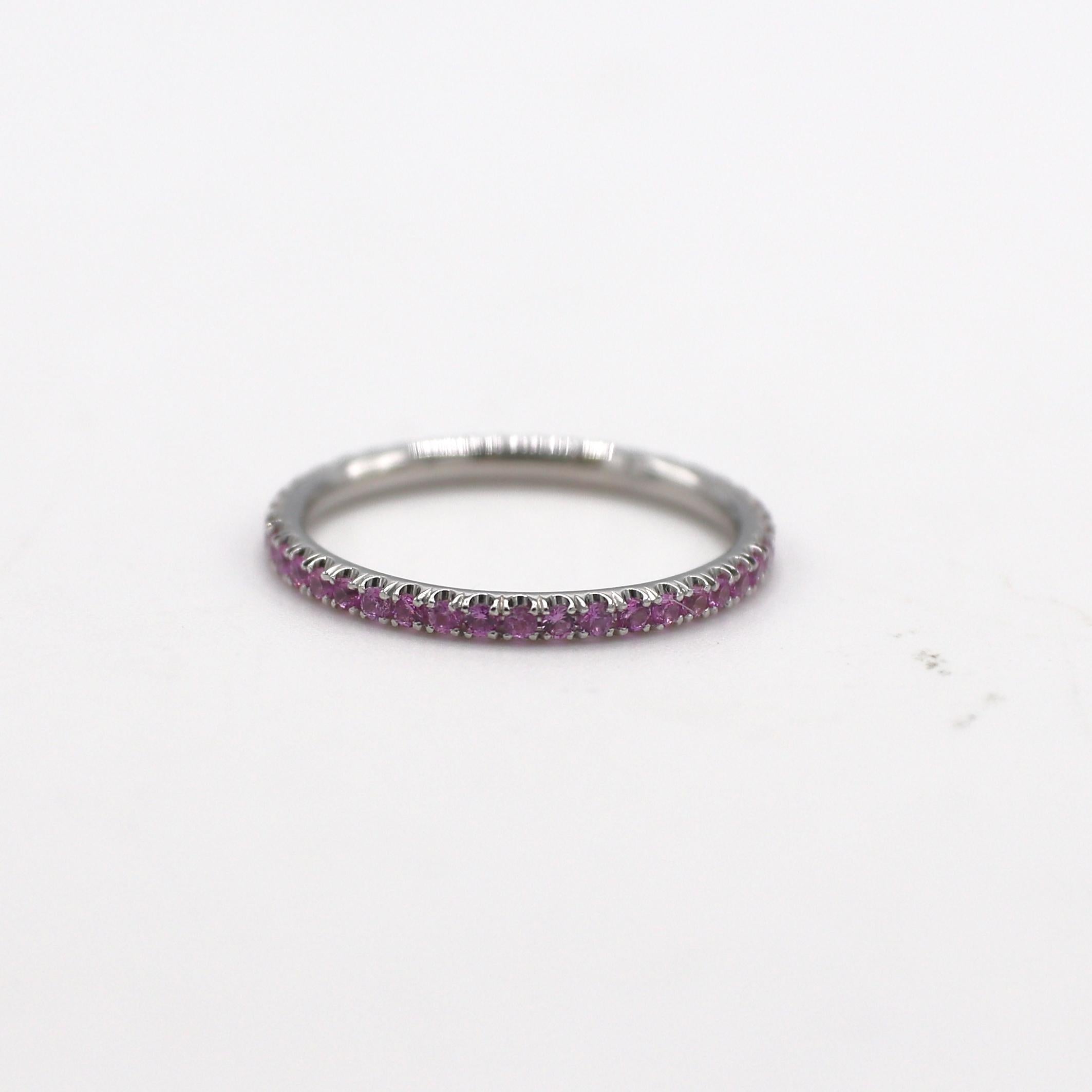 Eternity-Ring aus 18 Karat Weißgold mit rosa Saphir 
Metall: 18 Karat Weißgold
Gewicht: 1.55 Gramm
Größe: 7 (US)
Breite: 1.7 mm
