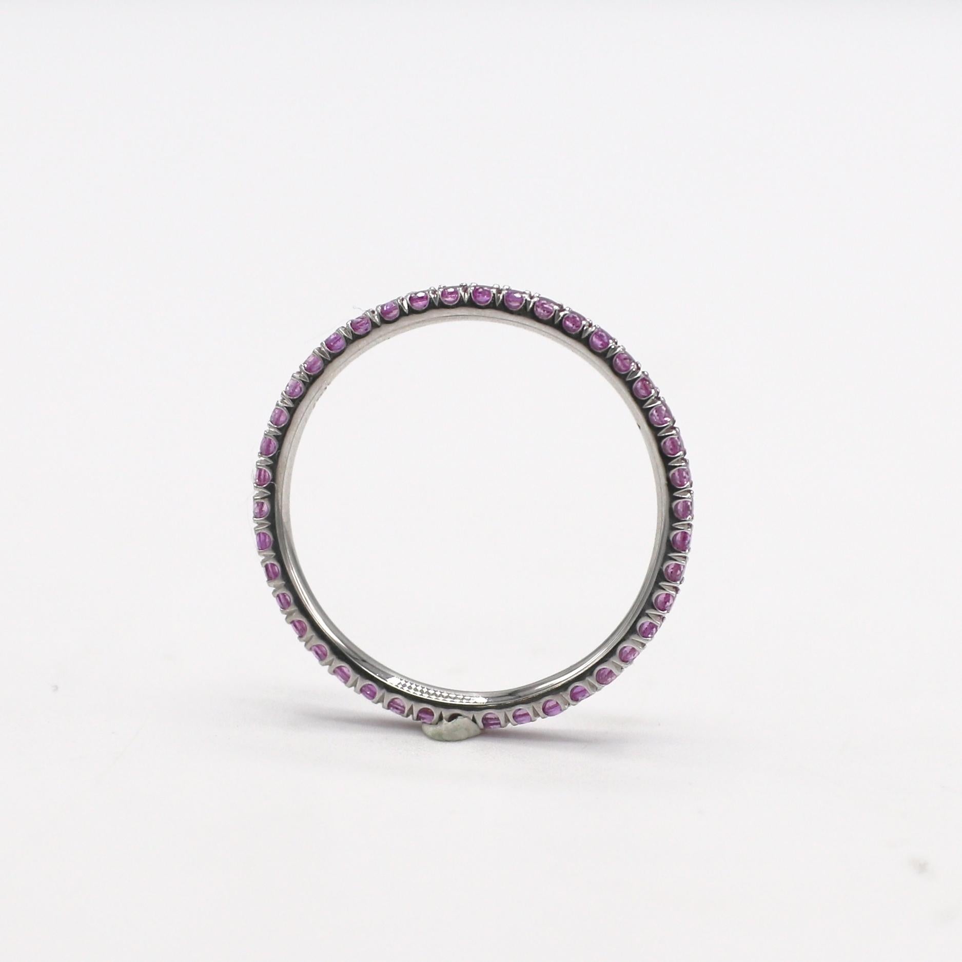 Eternity-Ring aus 18 Karat Weißgold mit rosa Saphir (Moderne) im Angebot
