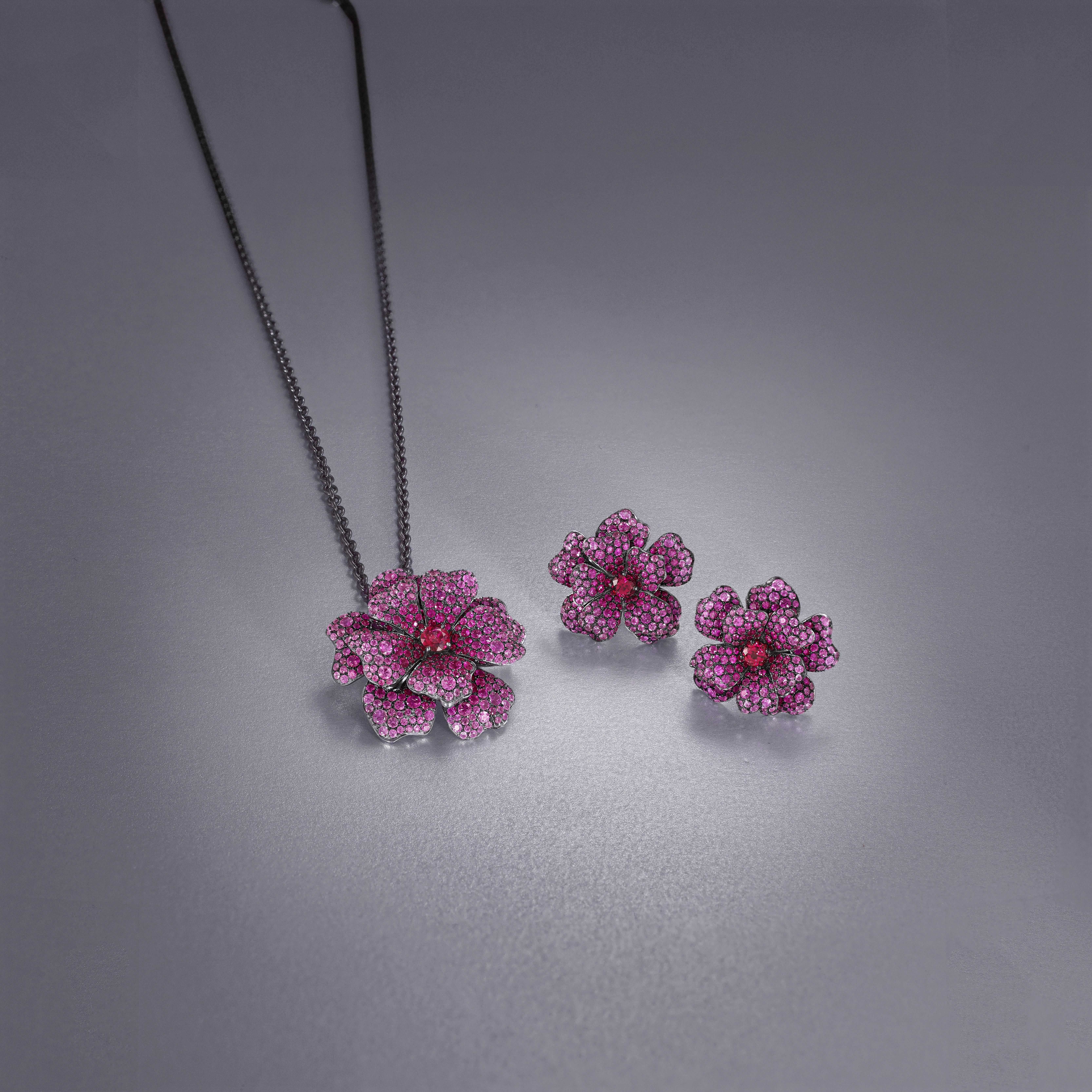 Taglio rotondo Ciondolo e spilla con fiore in oro bianco 18 carati, zaffiro rosa, rubino e rubellite in vendita