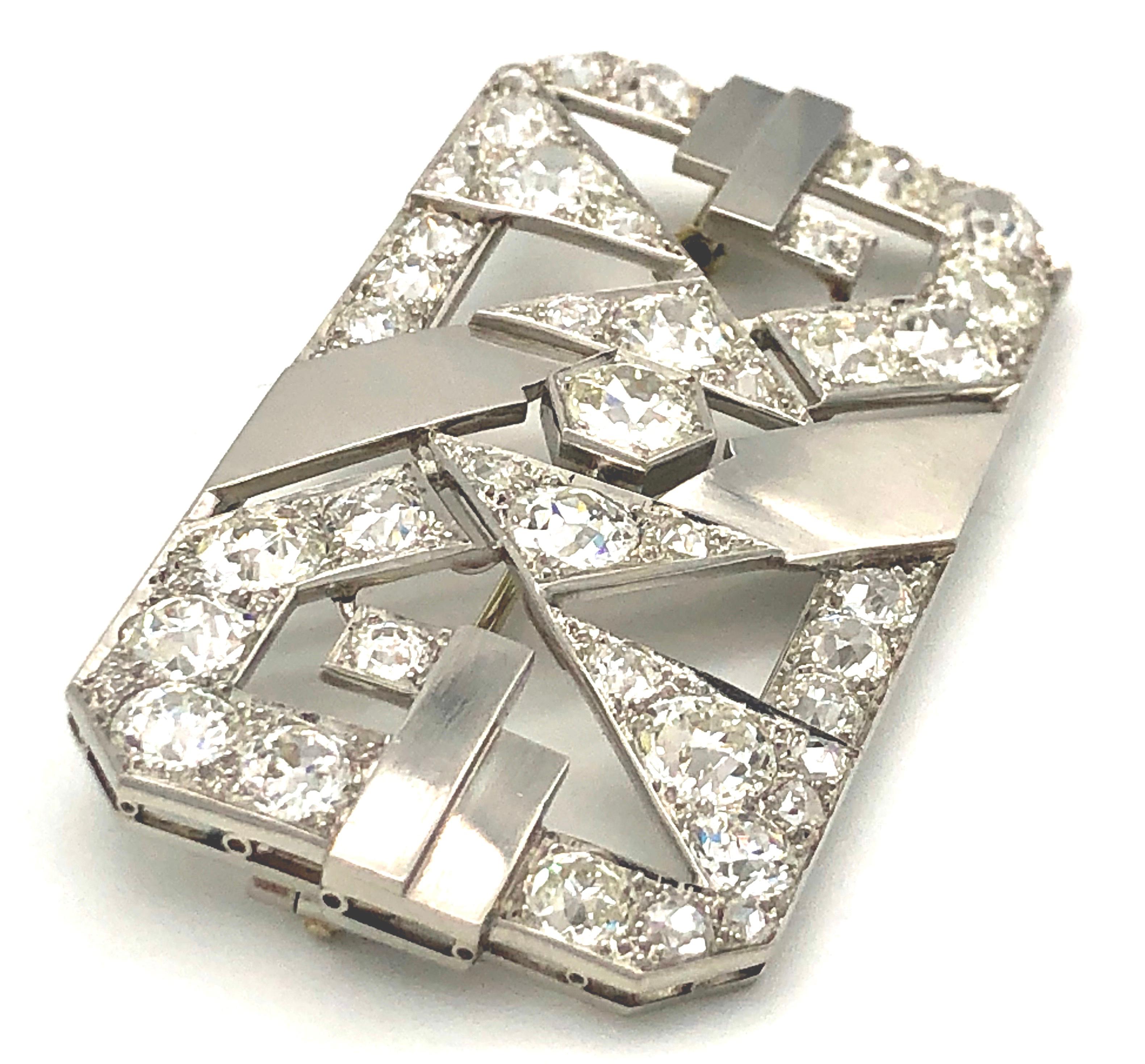 18 Karat White Gold Platinum Art Deco 11 Carat Round European Cut Diamond Brooch In Excellent Condition In Munich, Bavaria