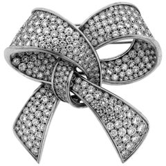 18 Karat White Gold Platinum Pavé Set Diamond Ribbon Style Large Brooch Pin