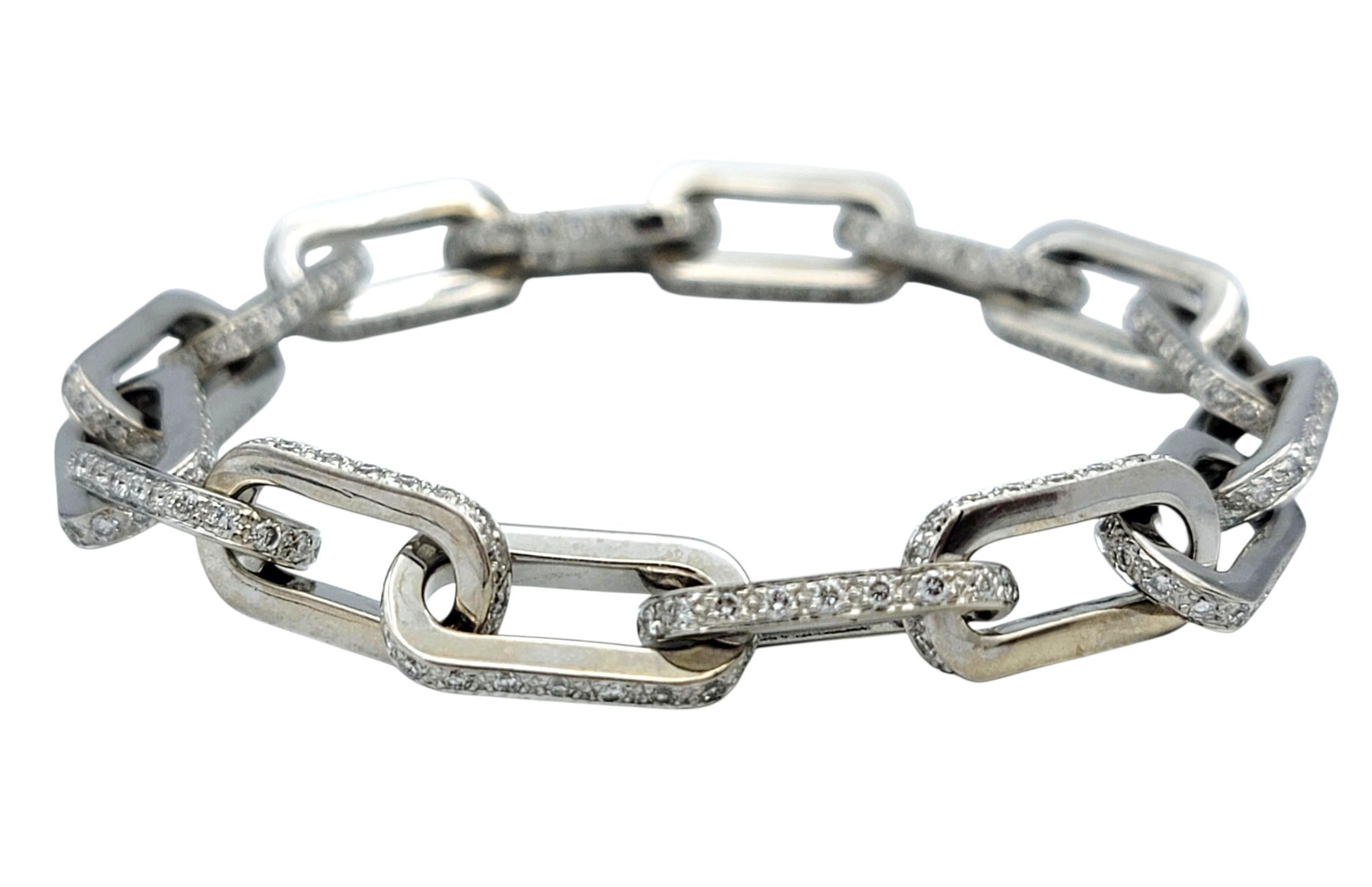 Esta atrevida y lujosa pulsera de eslabones está elaborada en oro blanco pulido de 18 quilates y engastada con diamantes redondos talla brillante. Cada eslabón alargado está meticulosamente acentuado con diamantes, creando un brillo continuo que