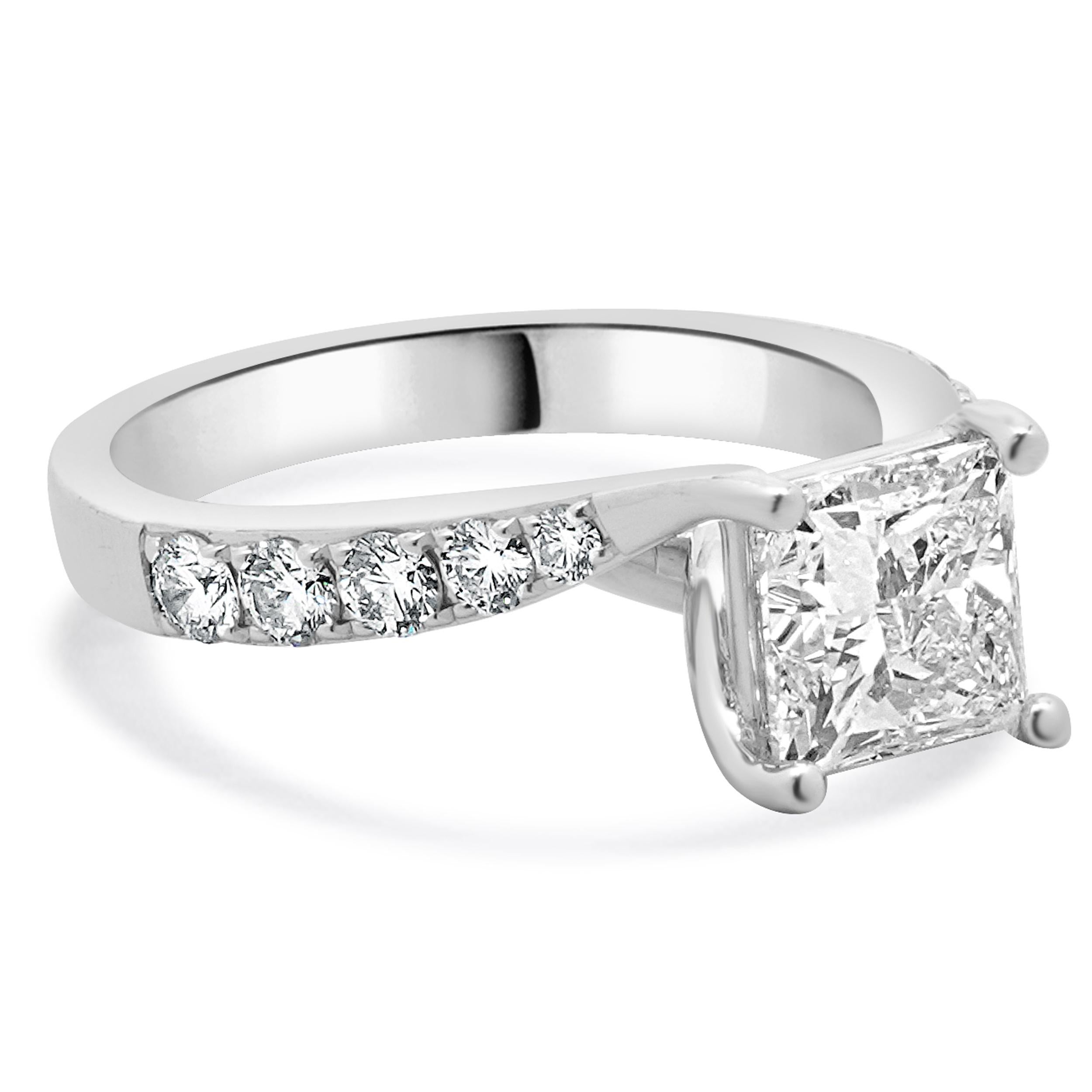 Taille princesse Bague de fiançailles en or blanc 18 carats avec diamant taille princesse en vente
