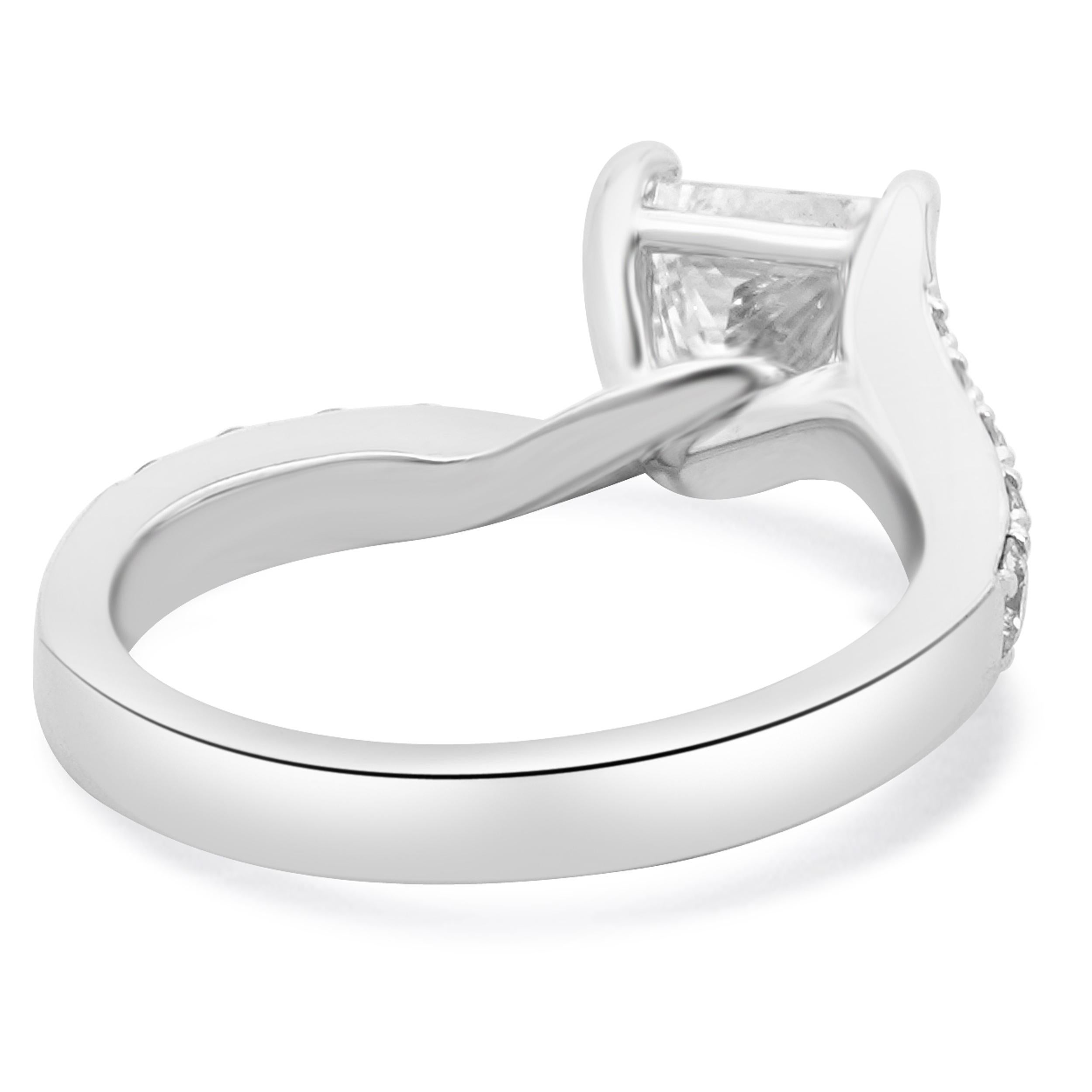Bague de fiançailles en or blanc 18 carats avec diamant taille princesse Excellent état - En vente à Scottsdale, AZ