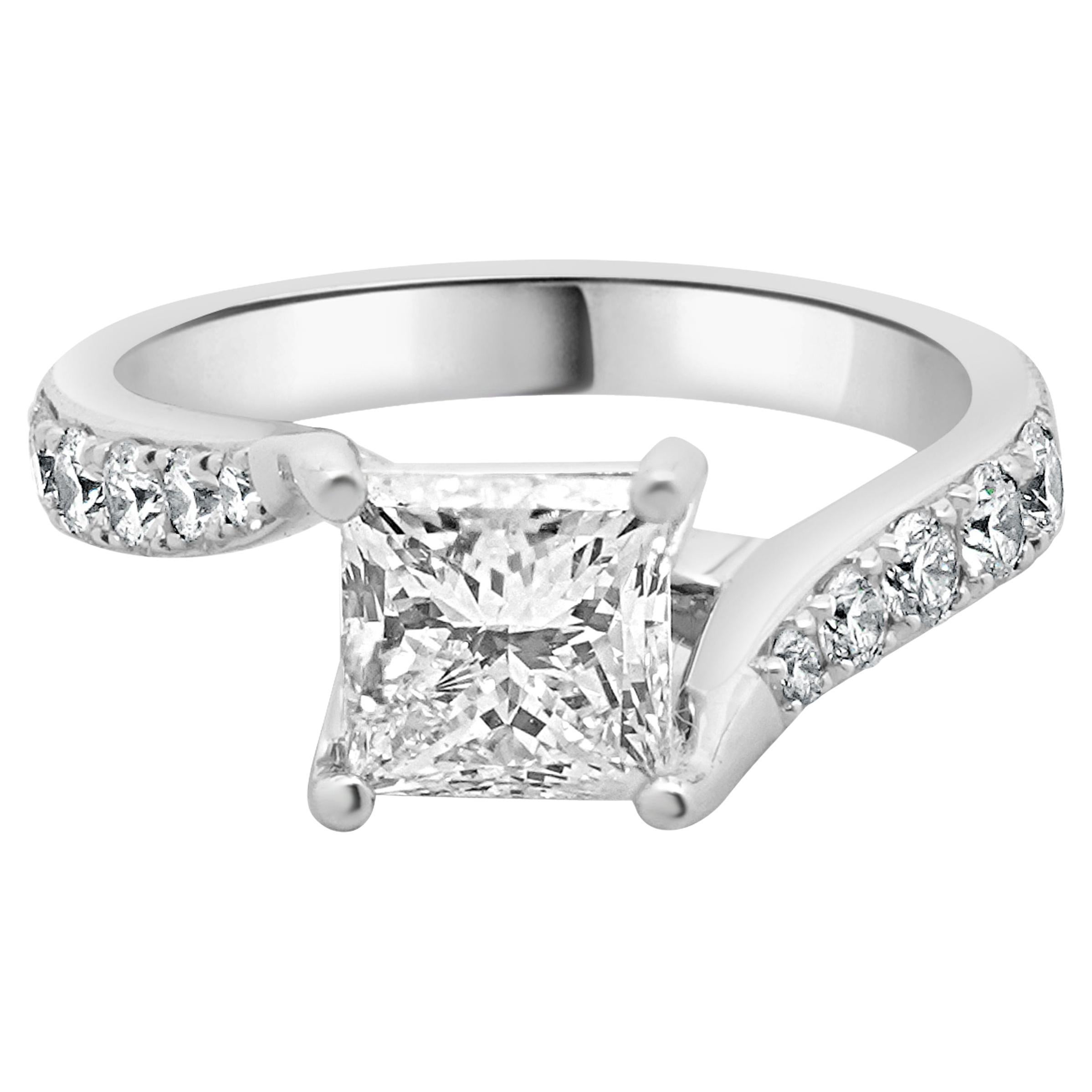 Bague de fiançailles en or blanc 18 carats avec diamant taille princesse