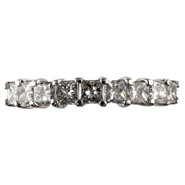 Alianza de oro blanco de 18 quilates con diamantes talla princesa