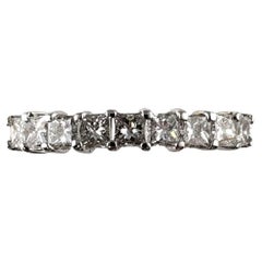 Alianza de oro blanco de 18 quilates con diamantes talla princesa