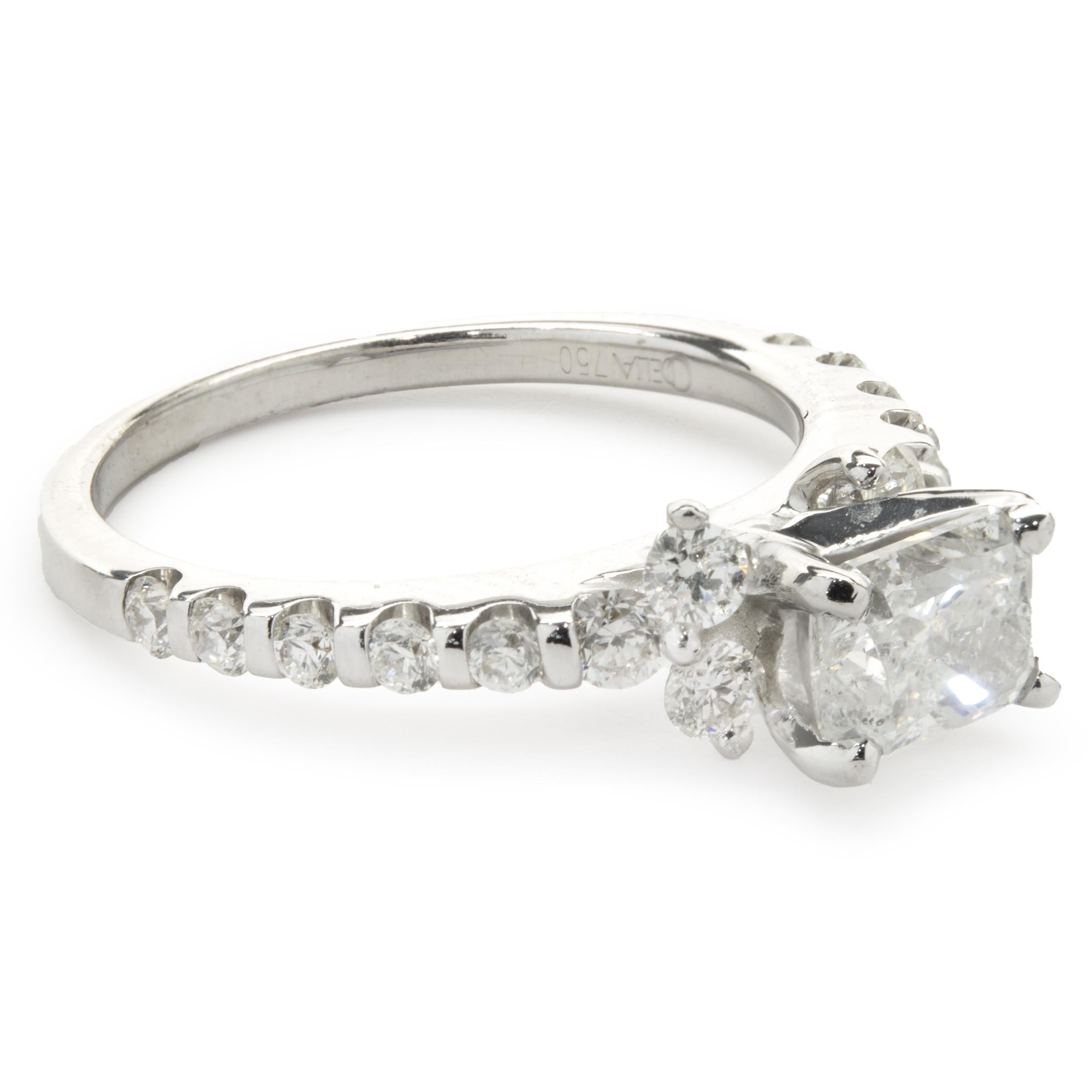 Designer: personalizzato
Materiale: oro bianco 18 carati
Diamante: 1 taglio radiante = 1,01ct
Colore: I
Chiarezza: I1
Diamante: 16 tagli tondi brillanti = .48cttw
Colore: G
Chiarezza: VS2
Misura dell'anello: 6 (si prega di attendere fino a 2 giorni