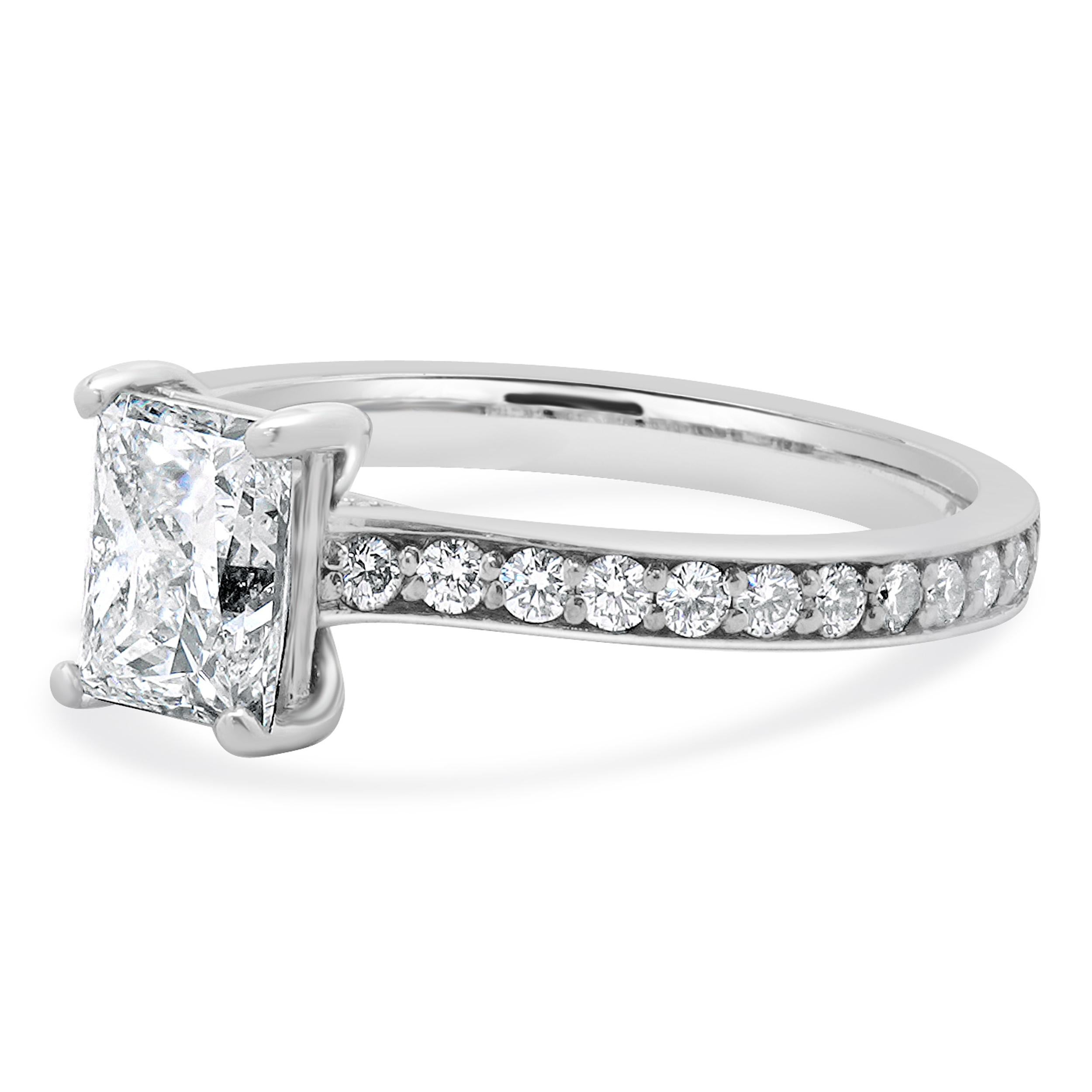 Designer: personalizzato
Materiale: oro bianco 18 carati
Diamante centrale: 1 taglio radiante = 1,00ct
Colore : F
Chiarezza : SI2
Diamante: 32 tagli tondi a brillante = 0.26cttw
Colore : G
Chiarezza : SI1
Taglia: 4.5 taglie complementari disponibili