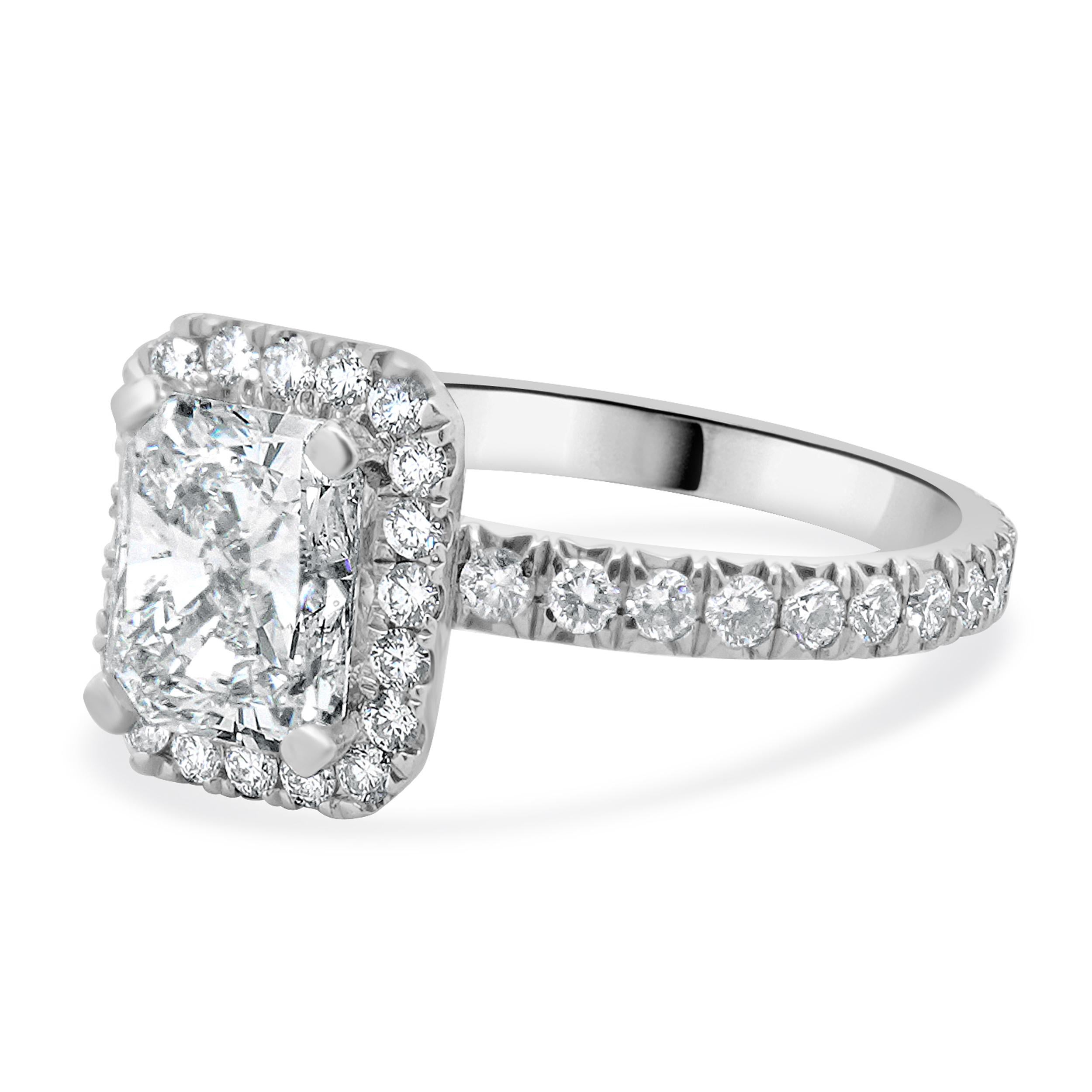 Designer: personalizzato
Materiale: oro bianco 18 carati
Diamante centrale: 1 taglio radiante =1,50ct
Colore : G
Chiarezza : I1
Maple Leaf Cert: MLR559915
Diamante: 46 tagli tondi a brillante = 0,57cttw
Colore: G / H.
Chiarezza: VS2-SI1
Taglia: 5,75