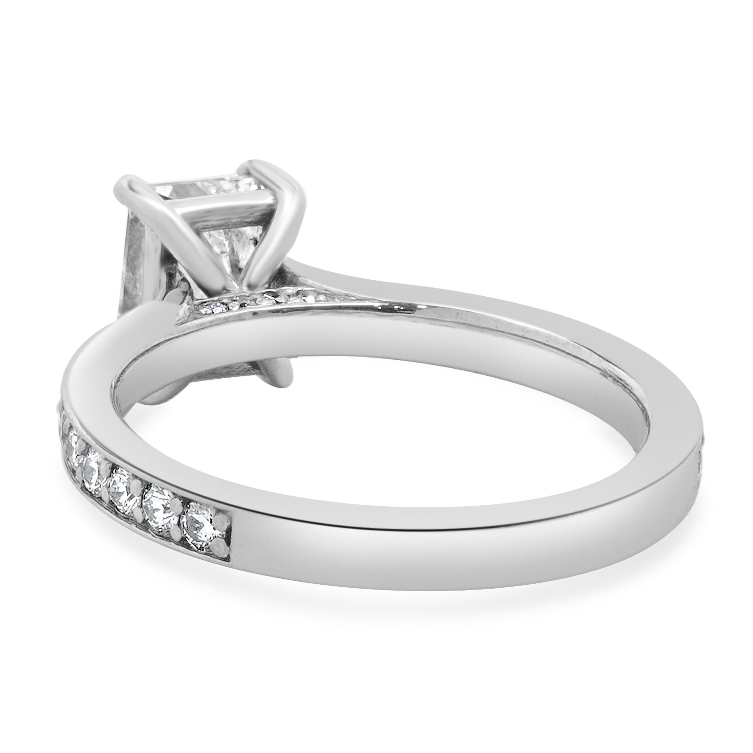 Taglio radiant Anello di fidanzamento con diamante taglio radiante in oro bianco 18 carati in vendita