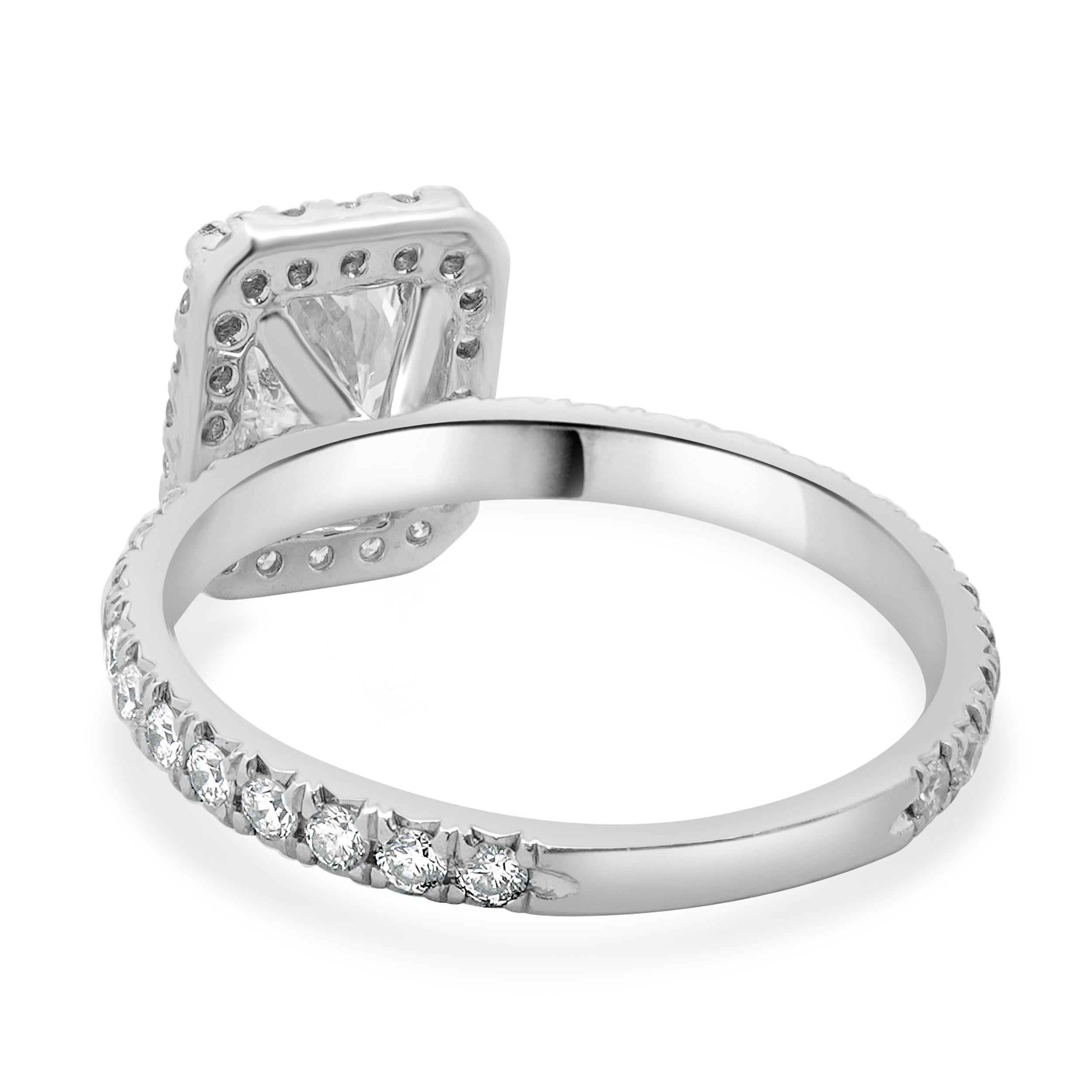 Taglio radiant Anello di fidanzamento con diamante taglio radiante in oro bianco 18 carati in vendita