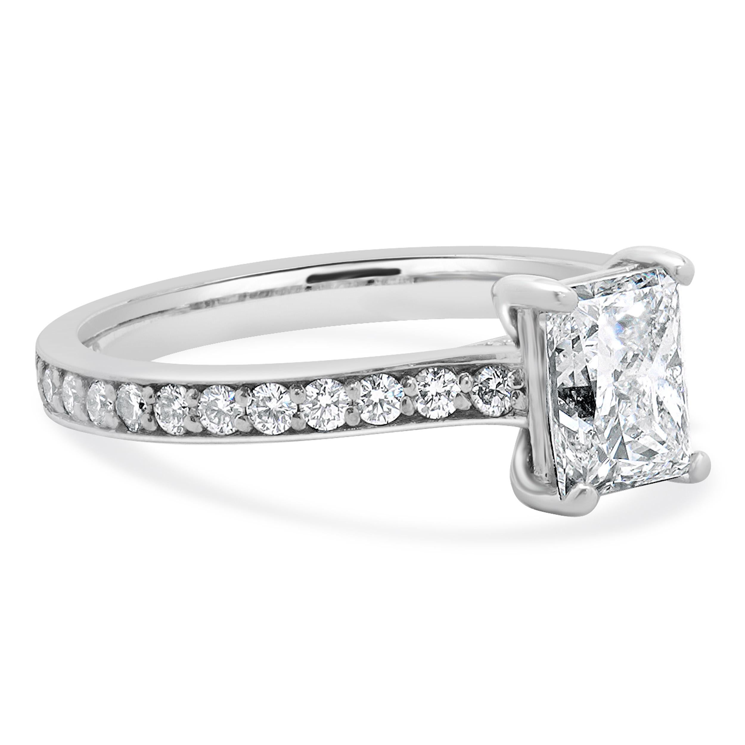 Anello di fidanzamento con diamante taglio radiante in oro bianco 18 carati In condizioni ottime in vendita a Scottsdale, AZ
